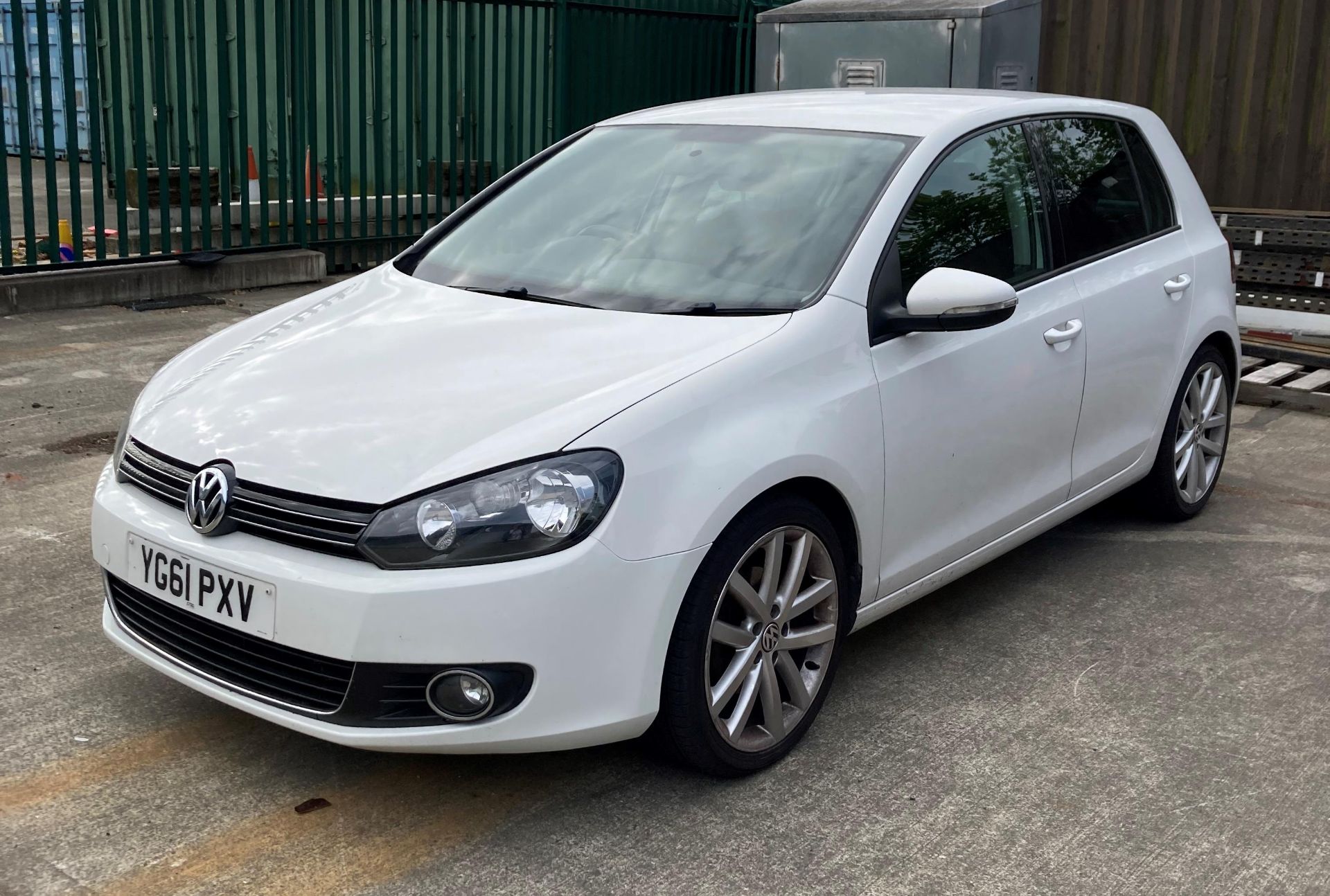 VW GOLF 2.0 TDi FIVE DOOR HATCHBACK - Diesel - WHite - grey cloth interior. - Image 2 of 13