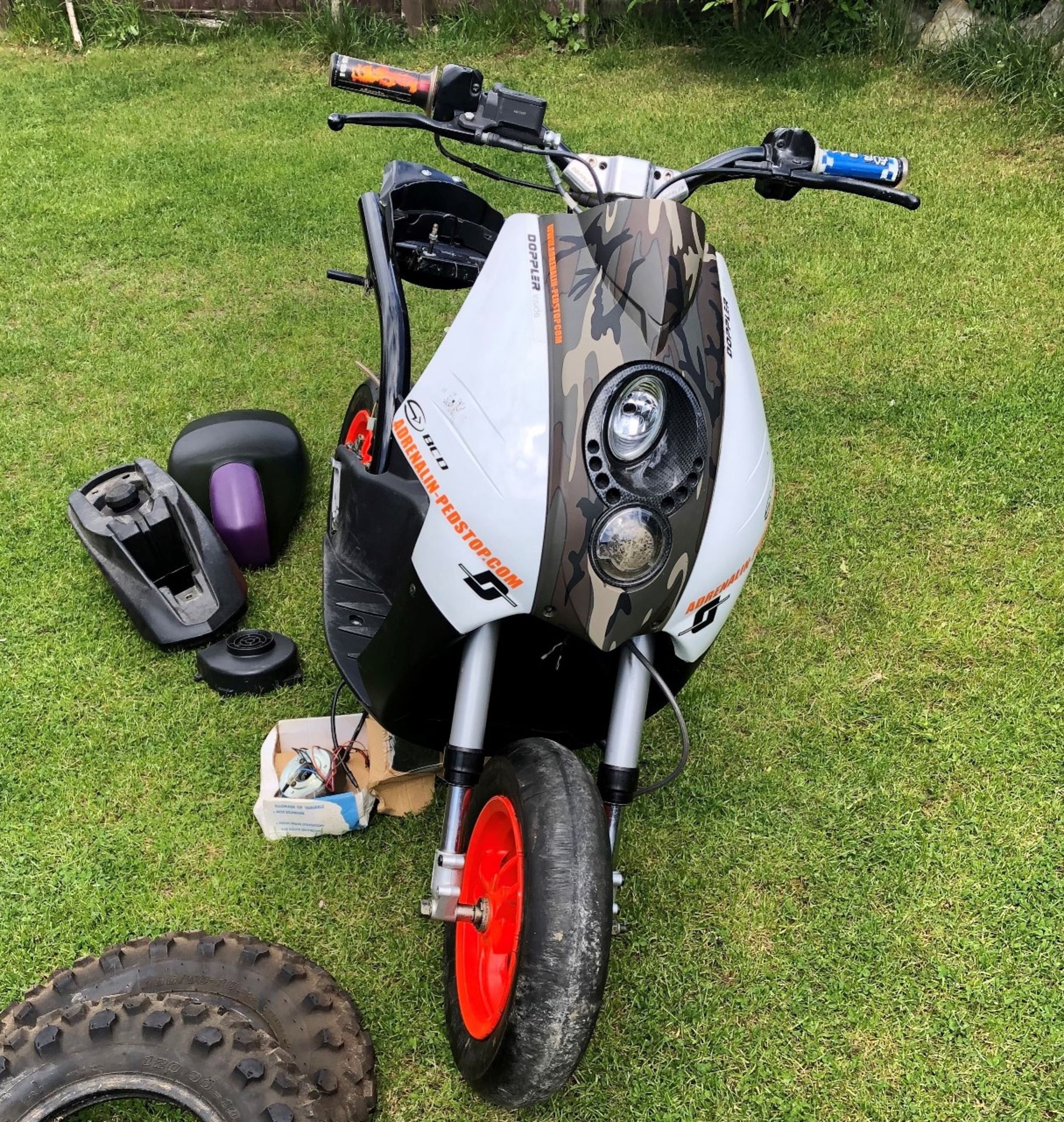 PEUGEOT LUNIX SNAKE 70cc SCOOTER - White. - Image 3 of 15