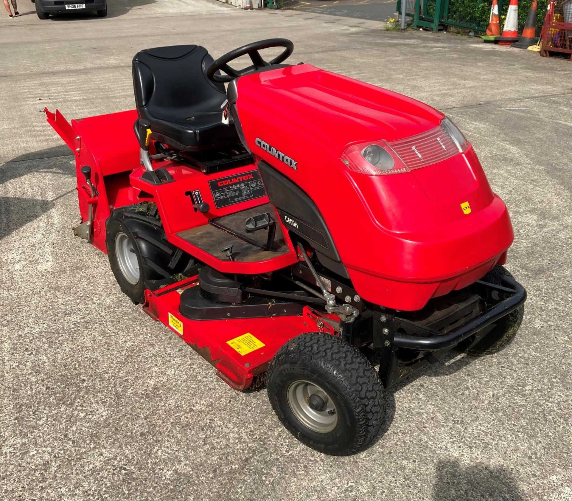 A COUNTAX C600H PETROL RIDE ON MOWER, model C1100006. Date of manufacture: 12.12.2012. RPM: 2900. - Image 3 of 7