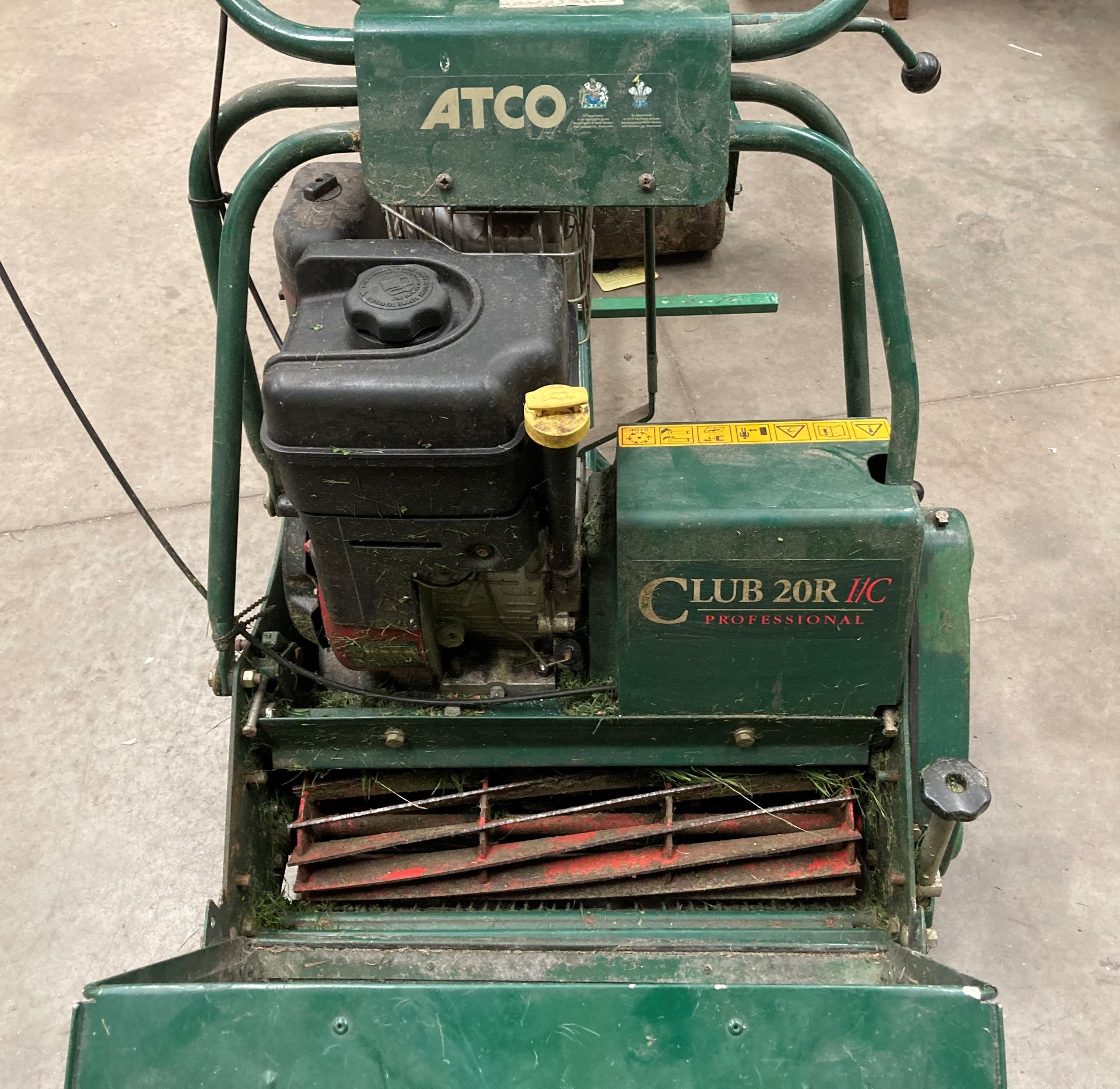 An Atco Club 20R 1/C professional ride on 54cm cylinder petrol lawnmower with Intek Pro 206 OHV - Image 4 of 5