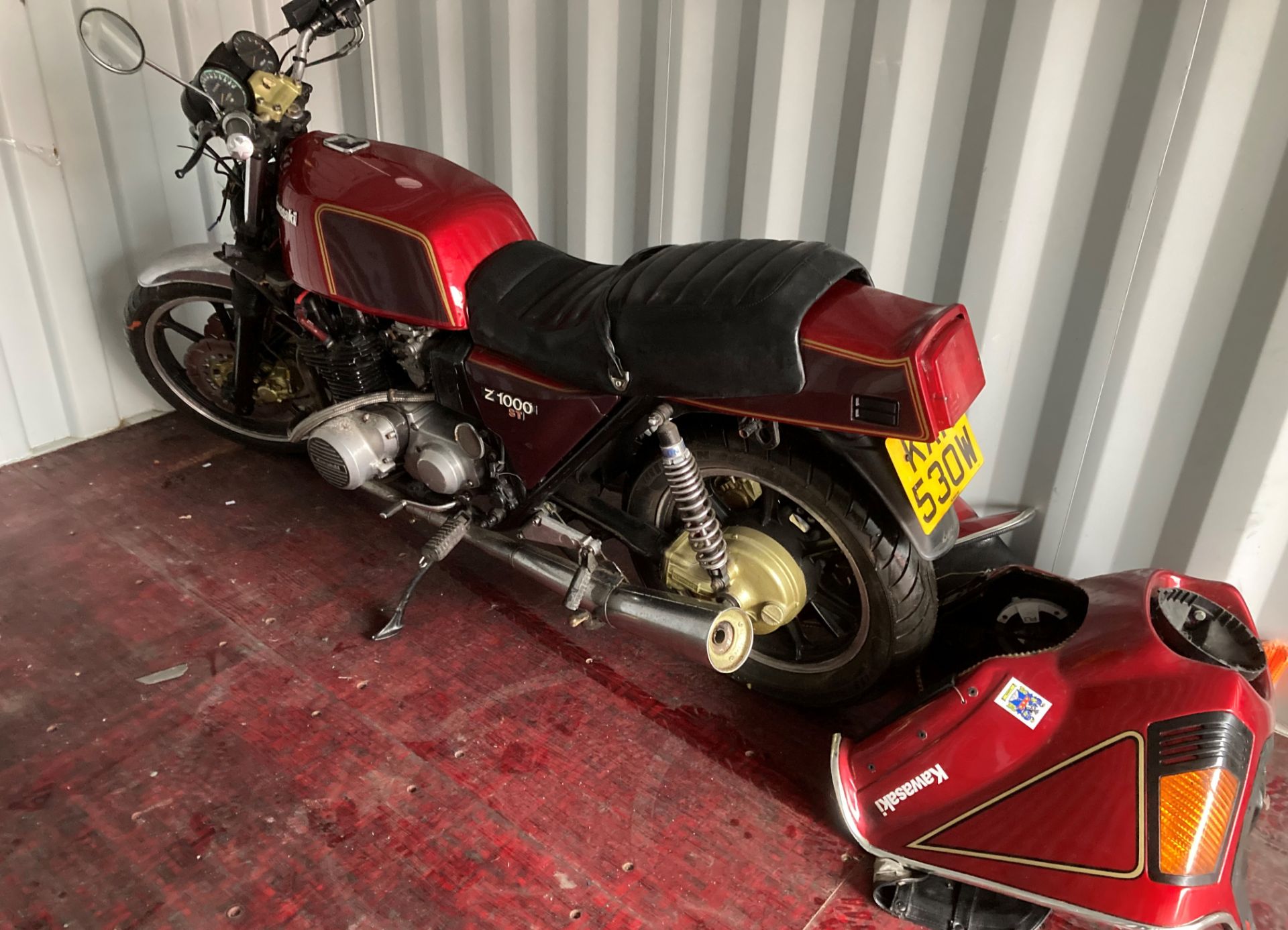 KAWASAKI 1015cc MOTORCYCLE - Petrol - Red. Sold as a project restoration/spares/repairs. - Image 5 of 11
