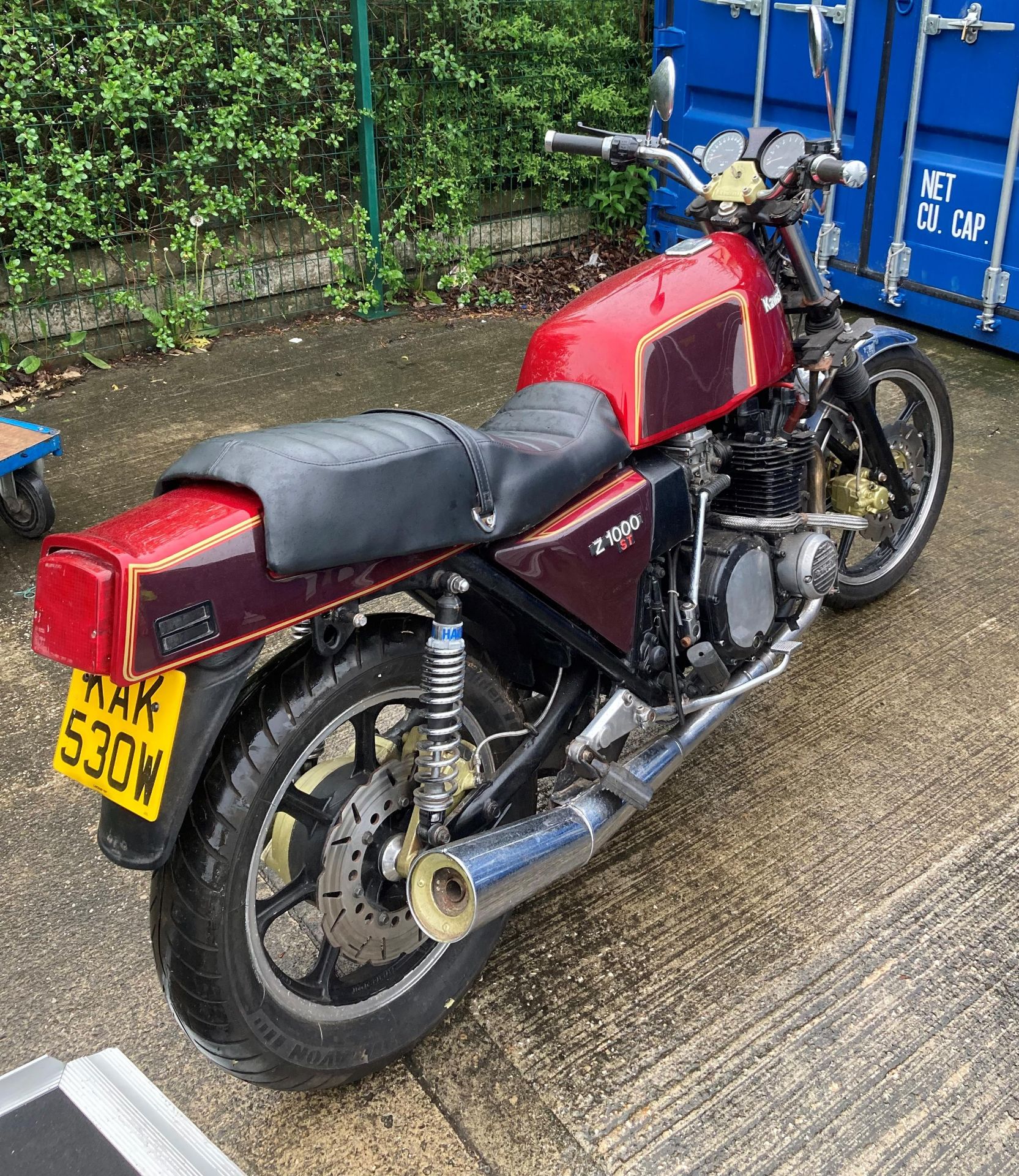 KAWASAKI 1015cc MOTORCYCLE - Petrol - Red. Sold as a project restoration/spares/repairs. - Image 9 of 11