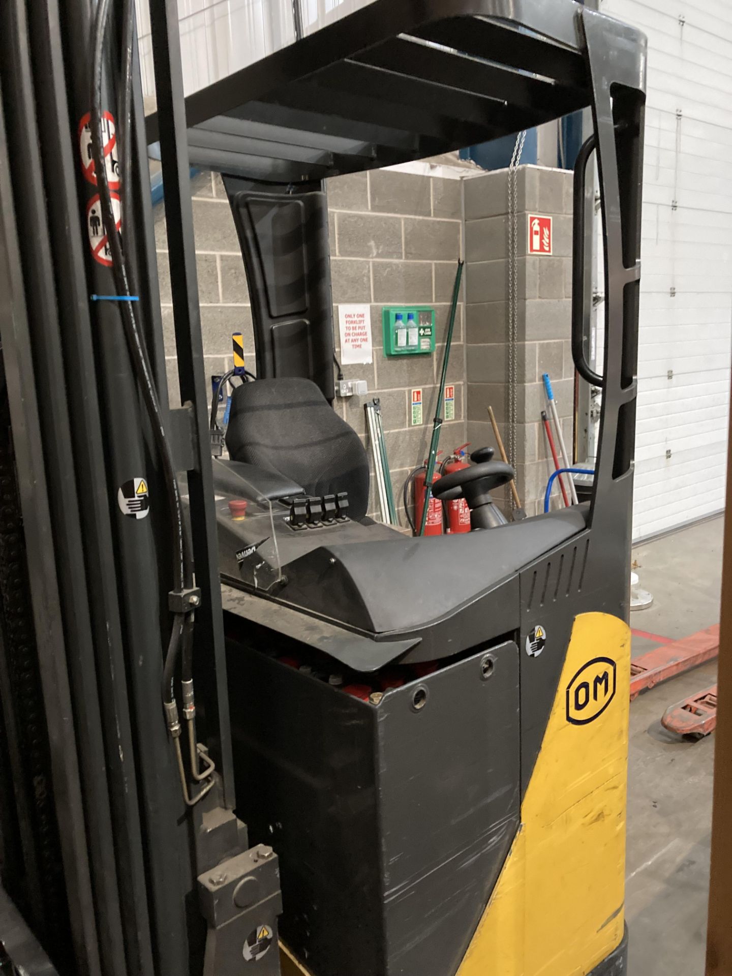 An OM Carelli Elevatori XR14 electric reach truck Rated capacity: 1400kg S/no: 61X 8B6U01 326 Year - Image 5 of 5