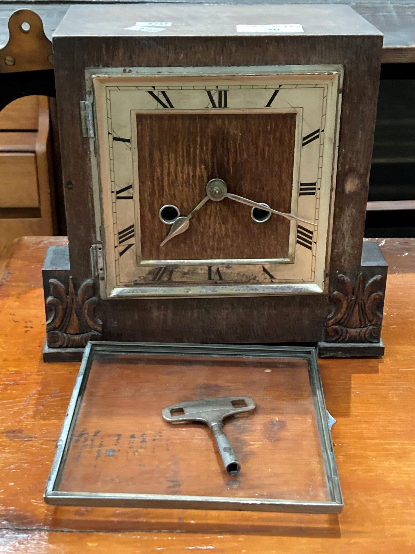 An oak mantel clock (face loose) complete with key (MST)