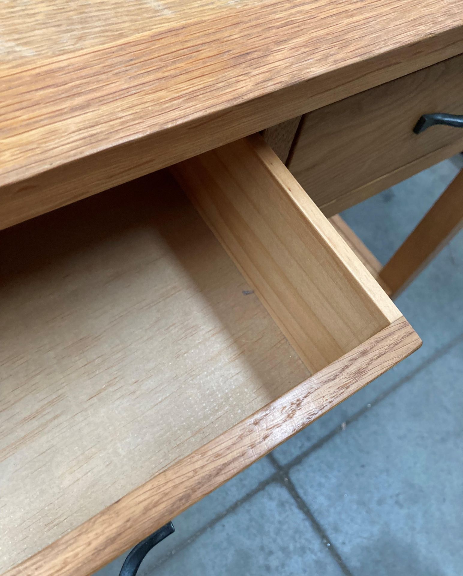 Light oak two drawer side table with under tray, - Image 2 of 3