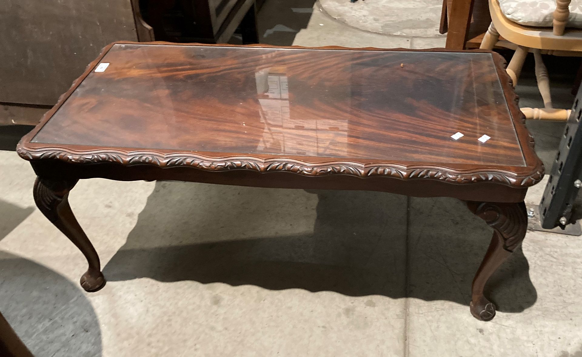 A walnut coffee table on cabriole legs with glass inset top 100cm x 46cm (MST) - Image 3 of 4