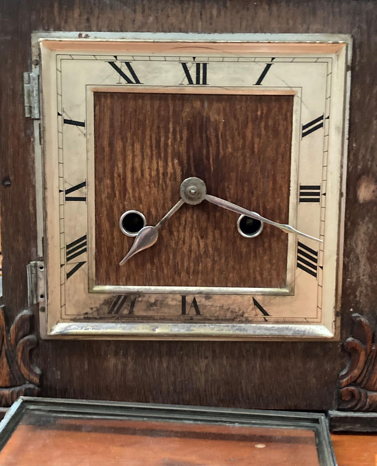 An oak mantel clock (face loose) complete with key (MST) - Image 2 of 2