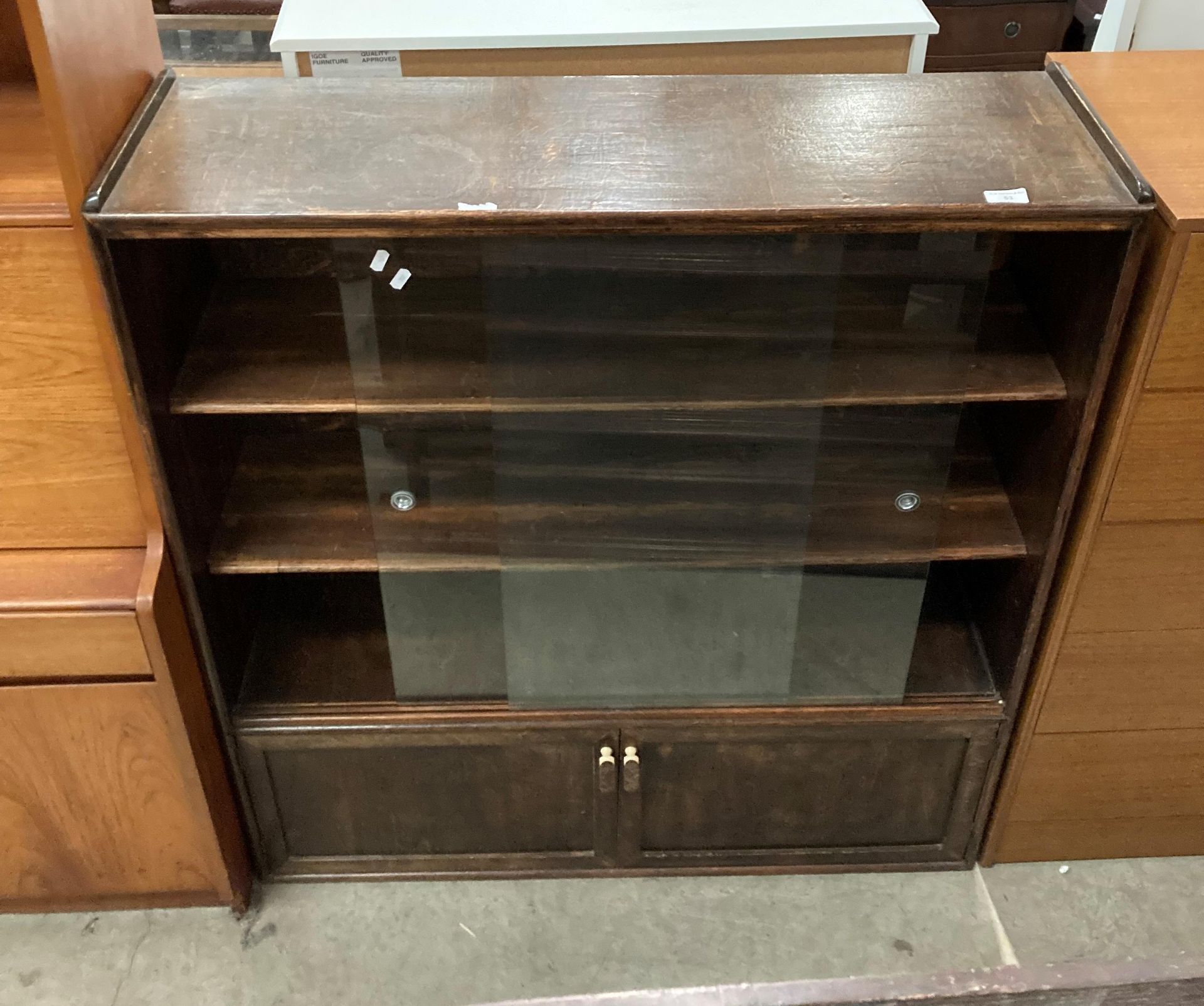 An oak finish bookcase/display cabinet with two glass sliding doors over two door base 100cm x - Image 4 of 4