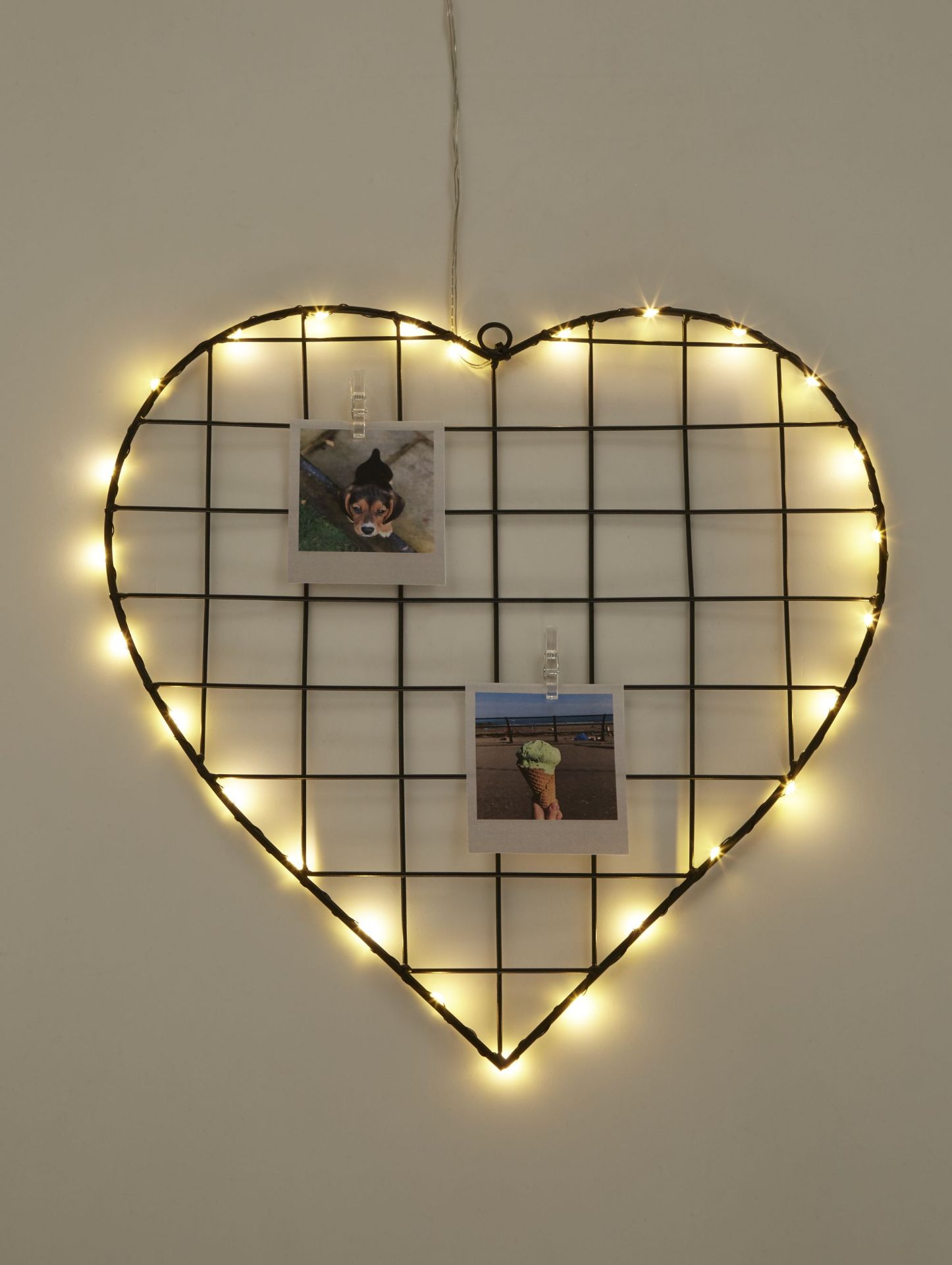 DECORATIVE BLACK WIRE HEART WITH LED LIGHTS 36CM HIGH, 1.5W.