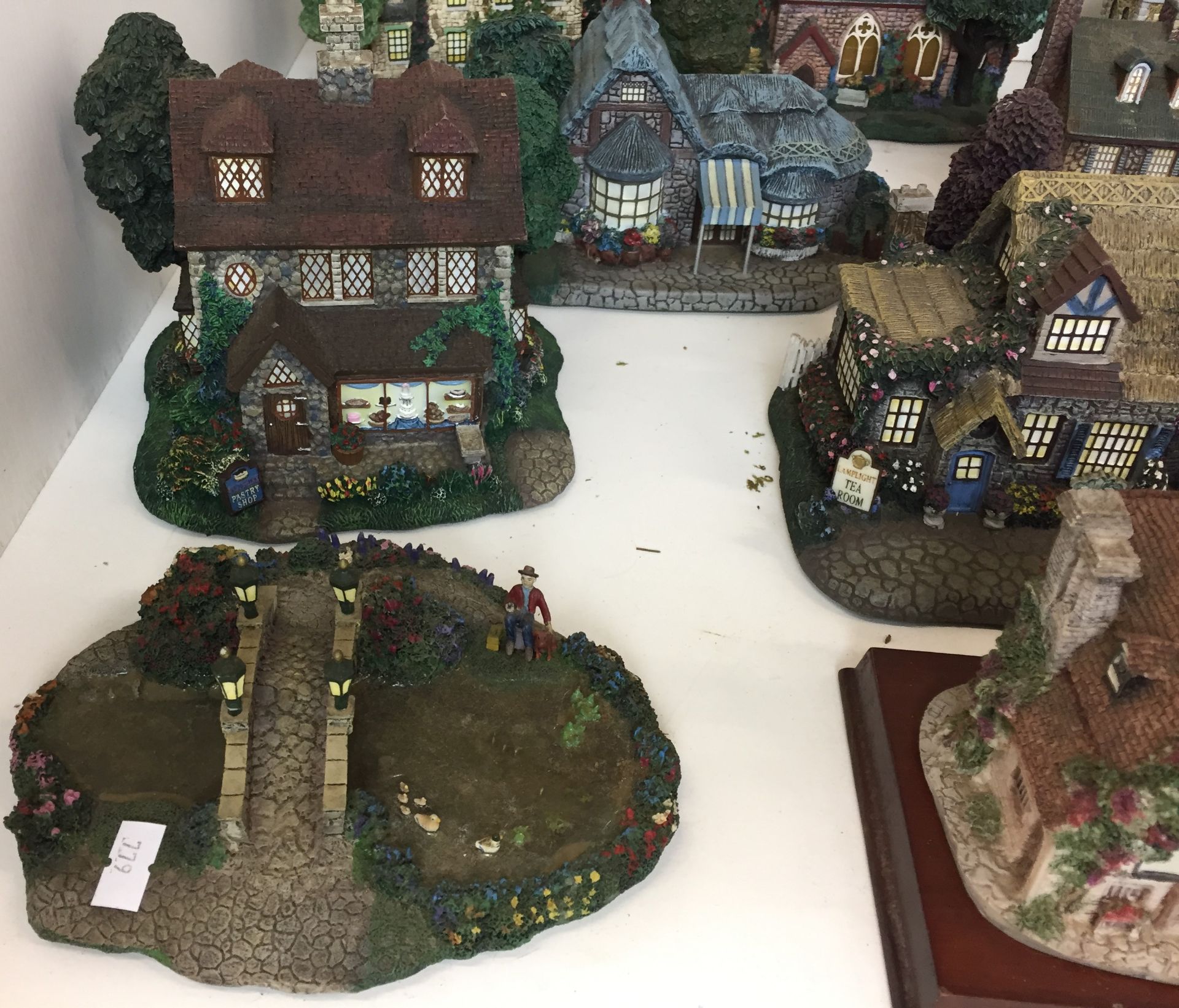 Eleven miniature buildings including two by Leonardo and nine - Hawthorne Village by Thomas Kinkade - Image 5 of 5