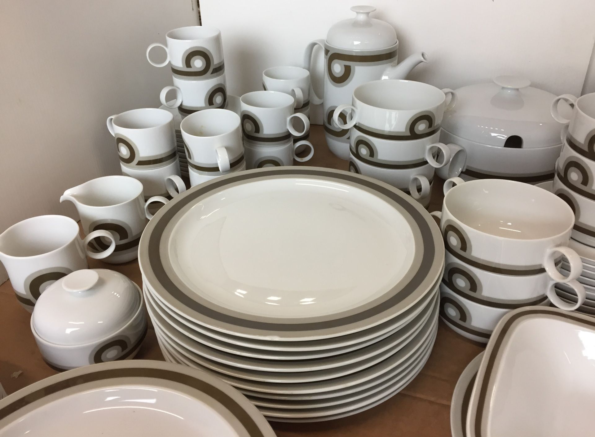 Eighty four pieces Rosenthal Studio-Line Germany dinner and coffee service white with brown and - Image 5 of 5