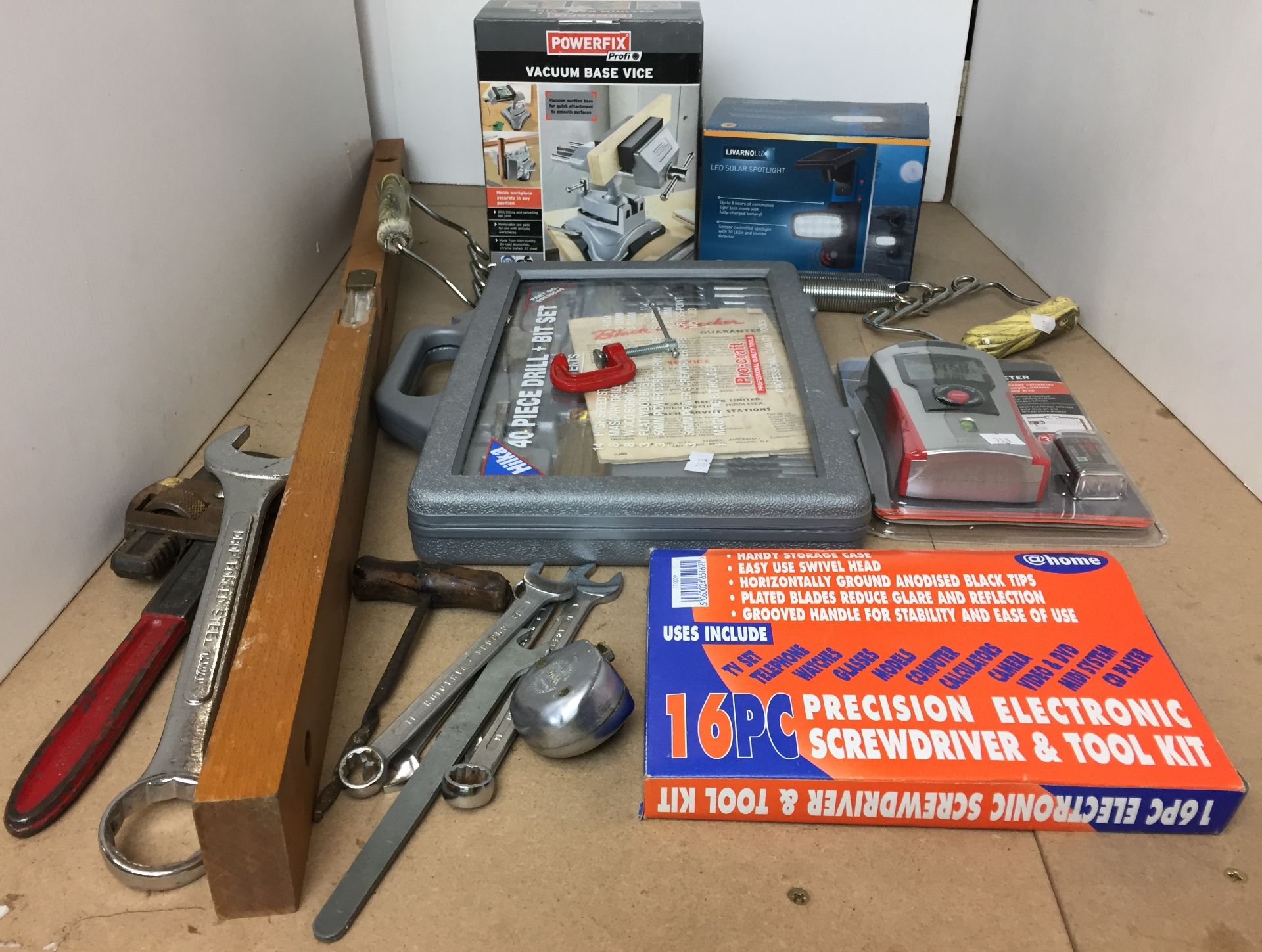 Fifteen items including Veeder counter, 40 piece drill and bit set, vacuum base vice,