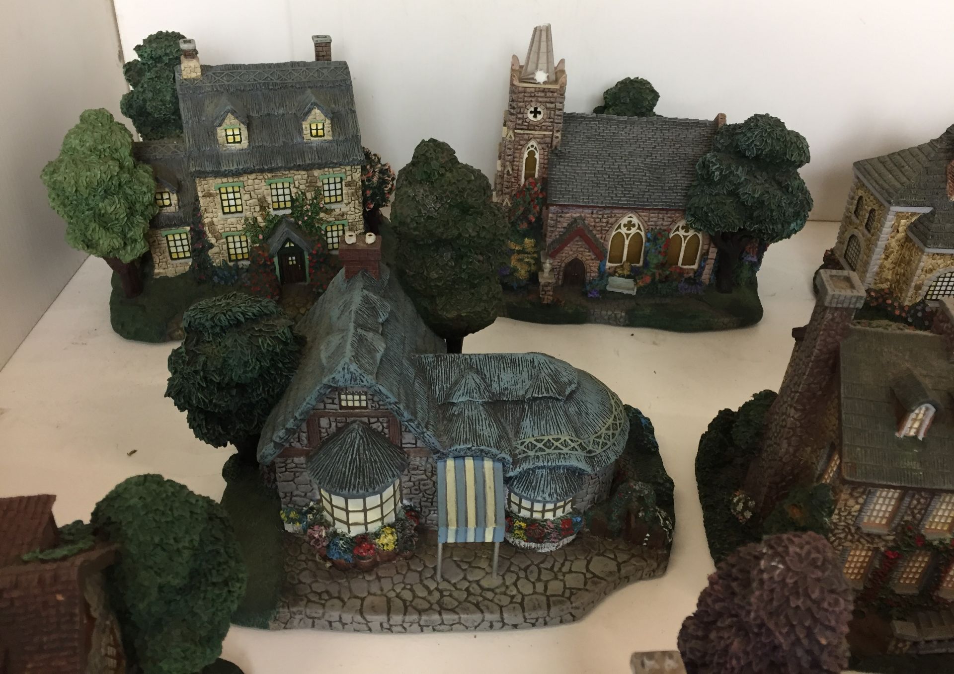 Eleven miniature buildings including two by Leonardo and nine - Hawthorne Village by Thomas Kinkade - Image 2 of 5