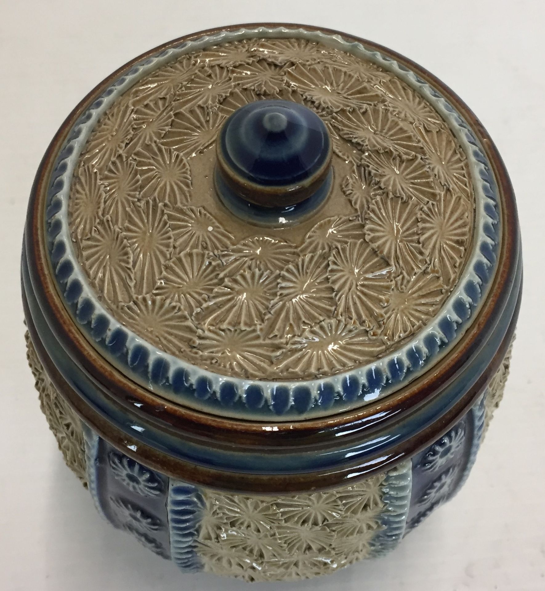 Doulton blue brown and stone coloured embossed pattern tobacco jar 12cm high AA06 - Image 4 of 4