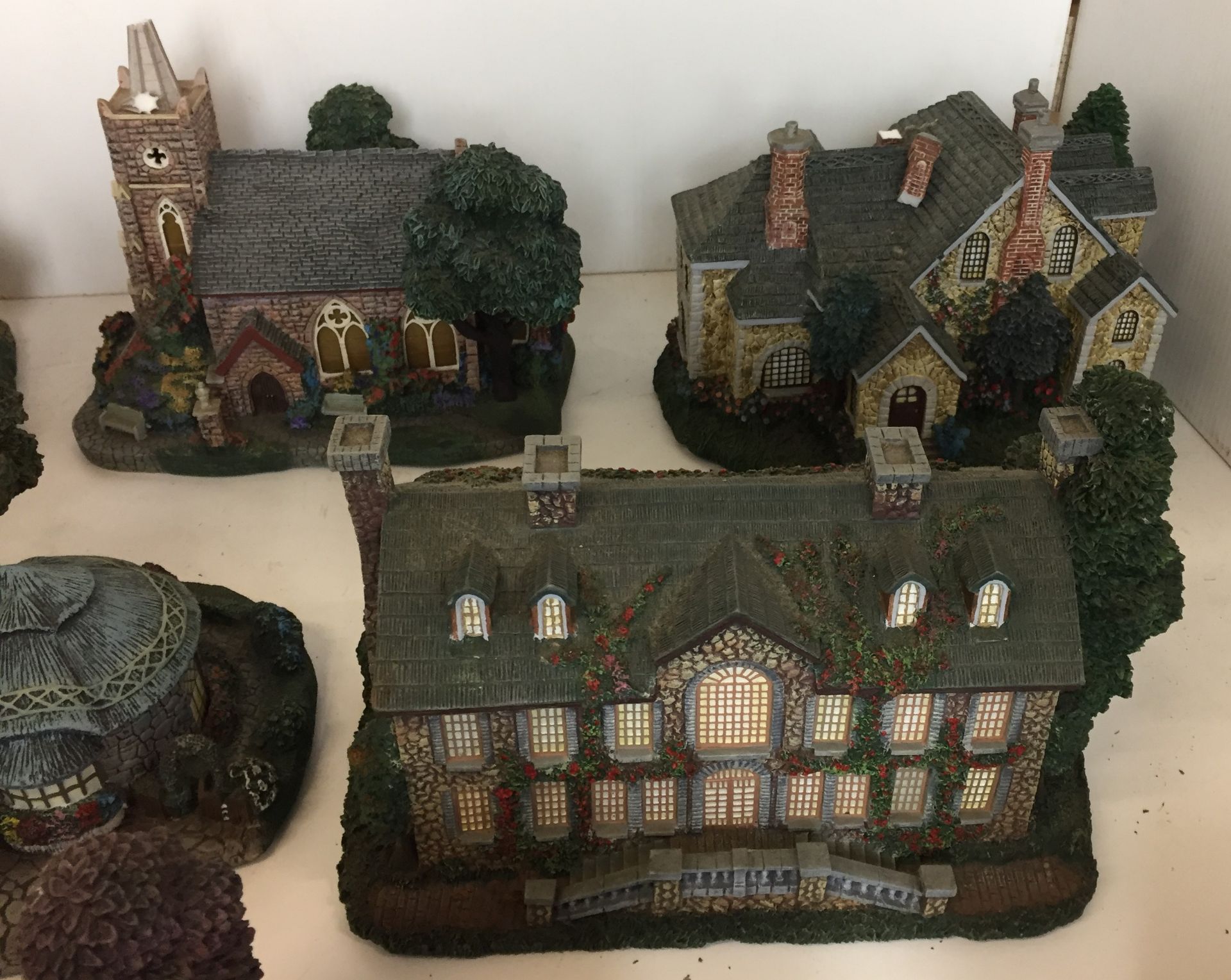 Eleven miniature buildings including two by Leonardo and nine - Hawthorne Village by Thomas Kinkade - Image 3 of 5