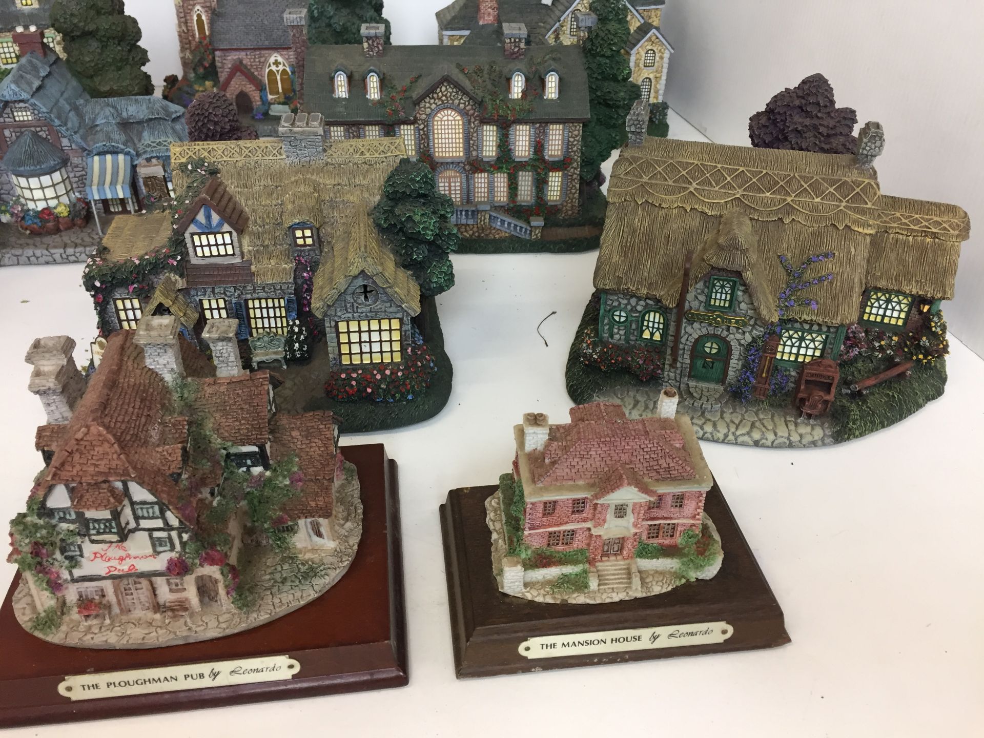 Eleven miniature buildings including two by Leonardo and nine - Hawthorne Village by Thomas Kinkade - Image 4 of 5