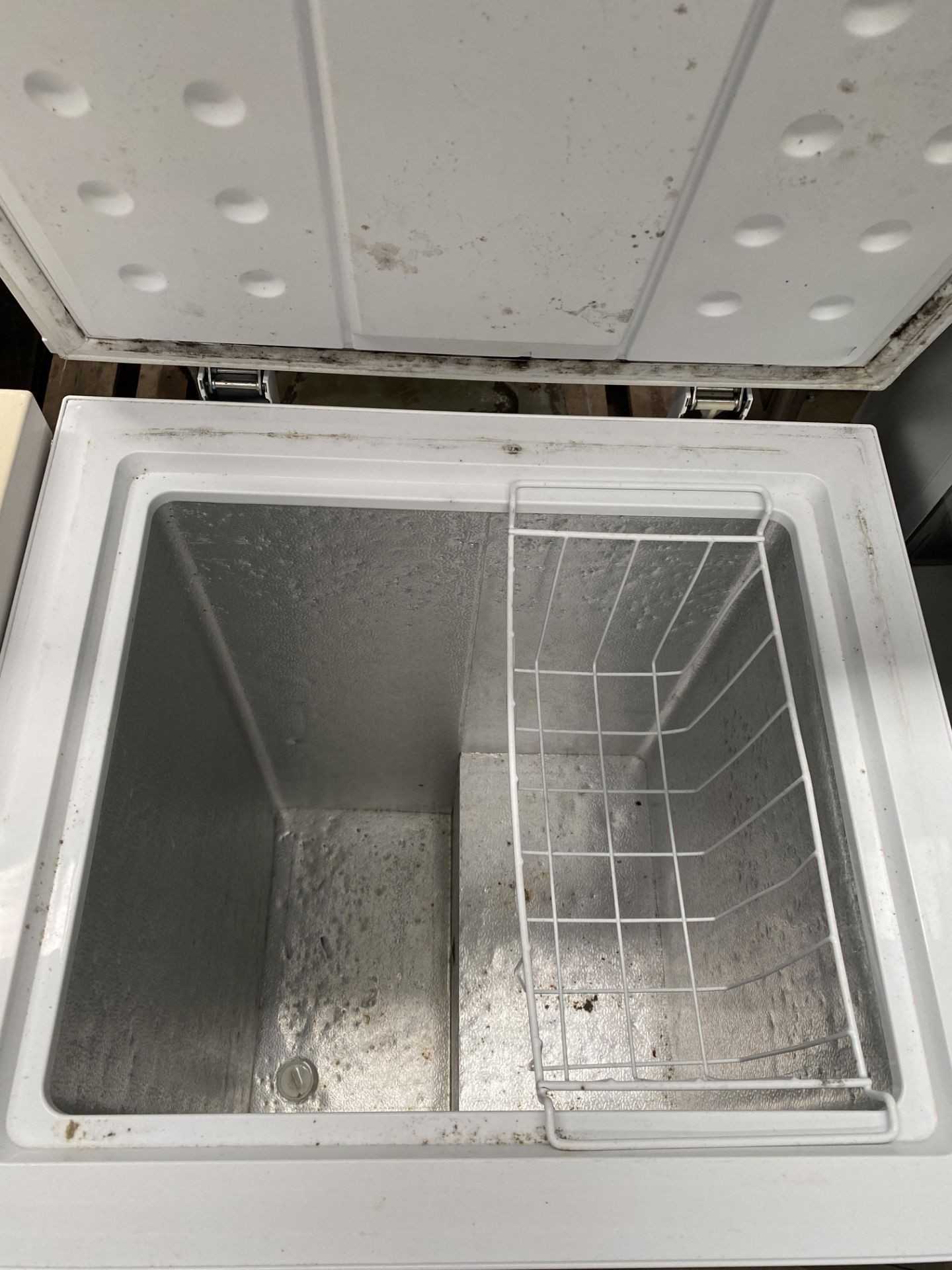 Unbranded chest freezer - Image 2 of 2