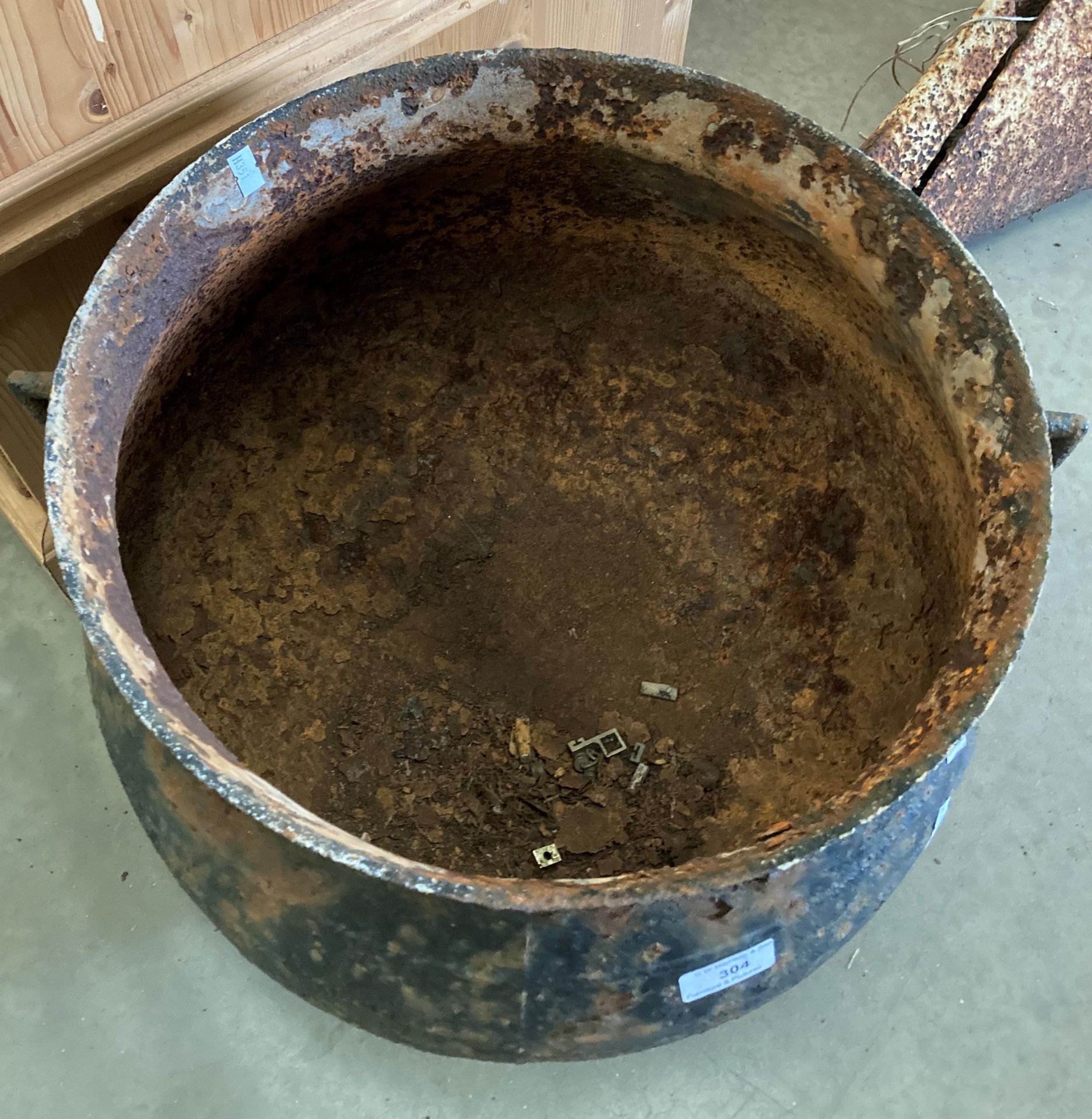 Black cast iron cauldron - has a crack on the side 40cm diameter x 35cm high - Image 2 of 3