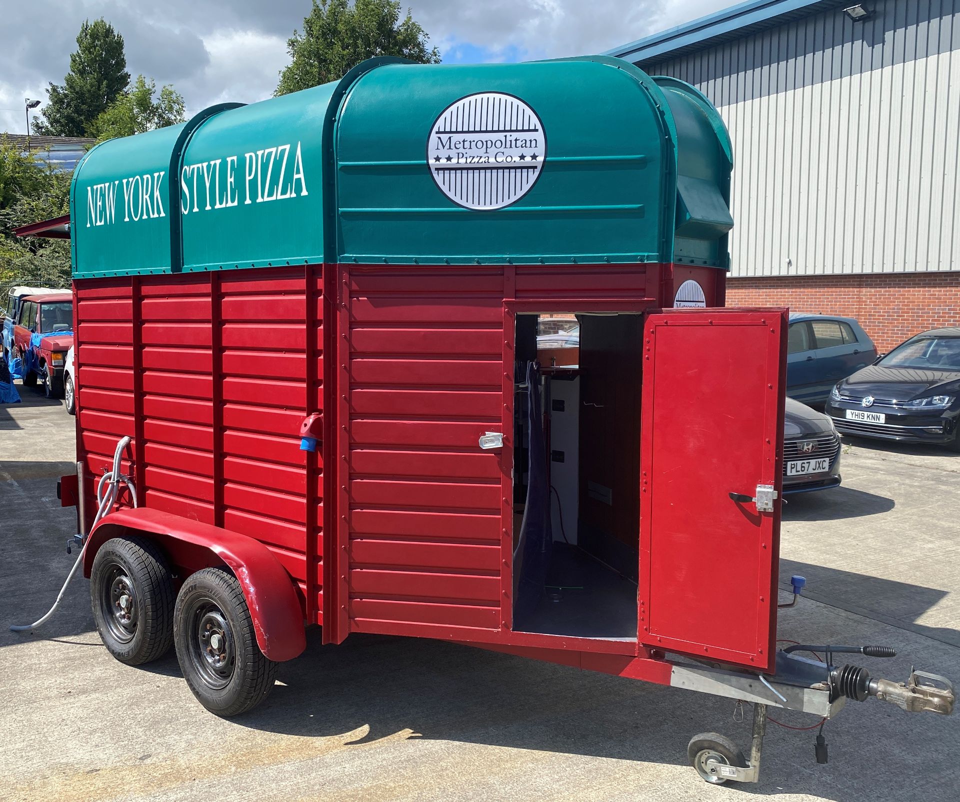 TWIN AXLE HORSE BOX CONVERTED TO A PIZZA/CATERING TRAILER with red and green panels and New York - Image 14 of 39