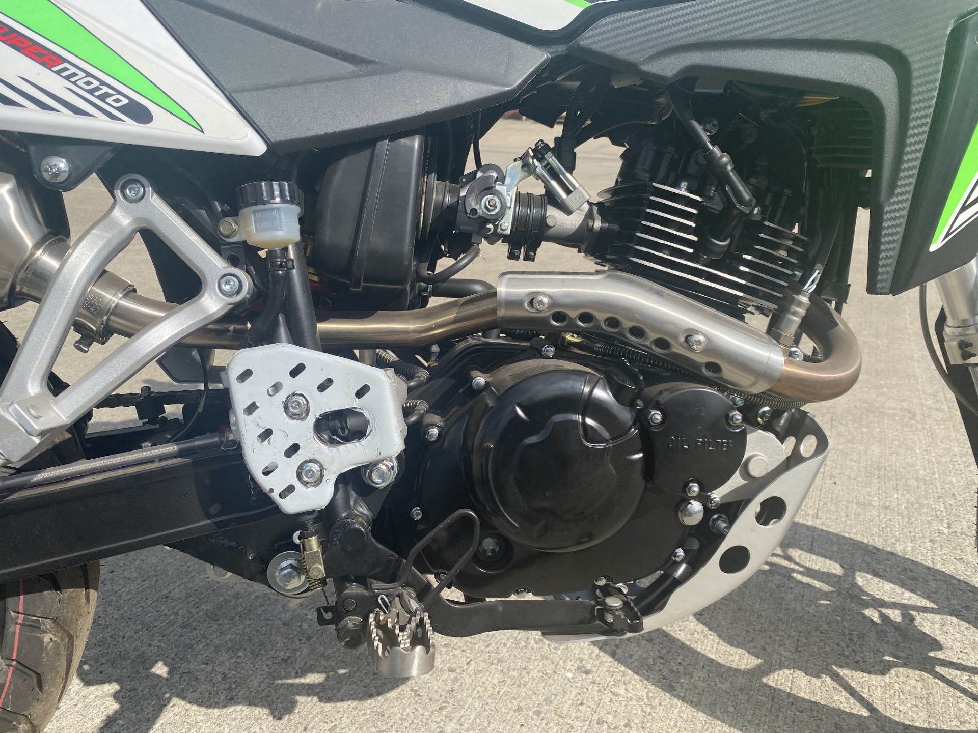 SINNIS APACHE 18 SUPERMOTO MOTORCYCLE - Petrol - Black/White/Green. - Image 12 of 19