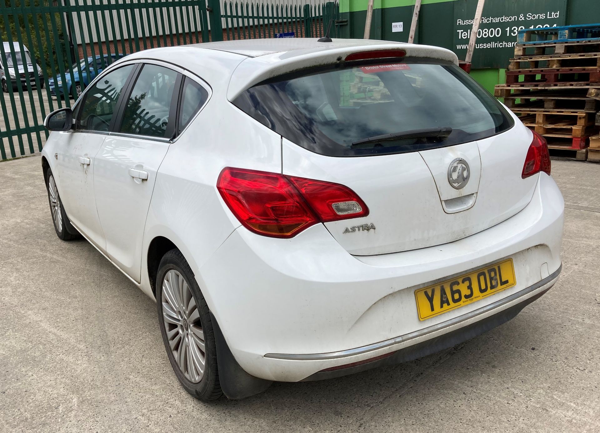 VAUXHALL ASTRA EXCITE 1.4 FIVE DOOR HATCHBACK - Petrol - White - Black cloth interior. - Image 3 of 7