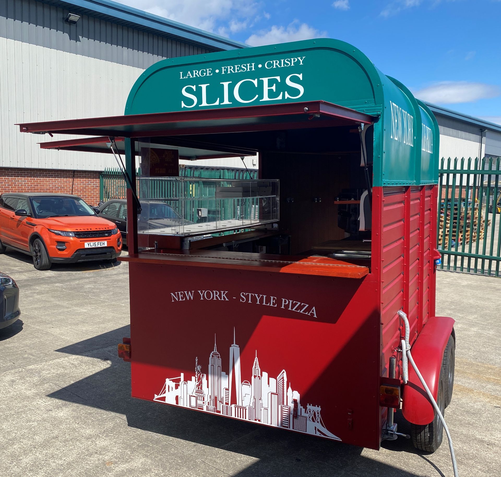 TWIN AXLE HORSE BOX CONVERTED TO A PIZZA/CATERING TRAILER with red and green panels and New York - Image 12 of 39