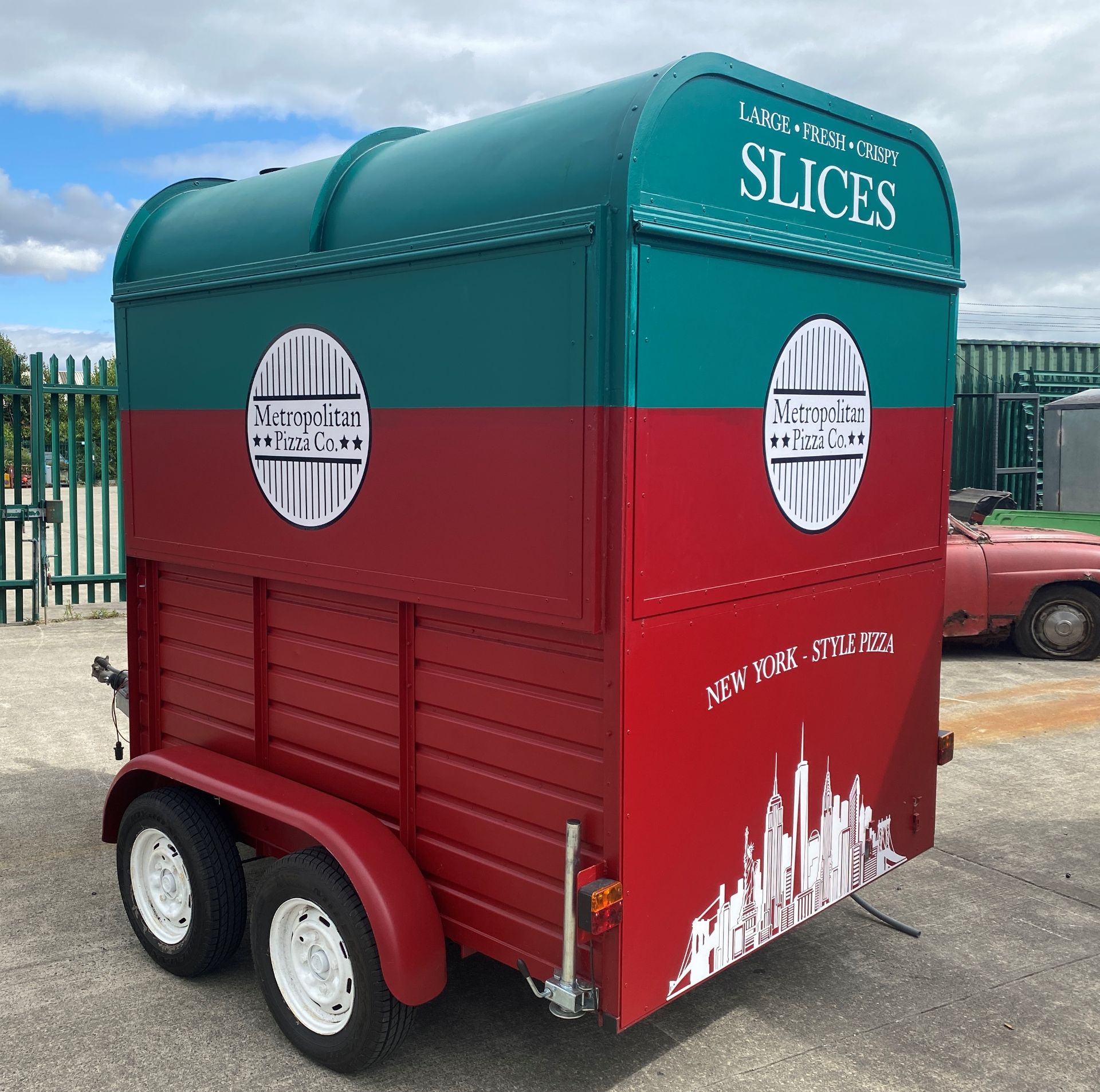 TWIN AXLE HORSE BOX CONVERTED TO A PIZZA/CATERING TRAILER with red and green panels and New York - Image 8 of 39