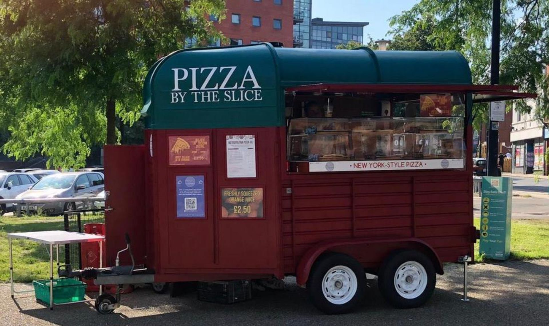 TWIN AXLE HORSE BOX CONVERTED TO A PIZZA/CATERING TRAILER with red and green panels and New York - Image 34 of 39