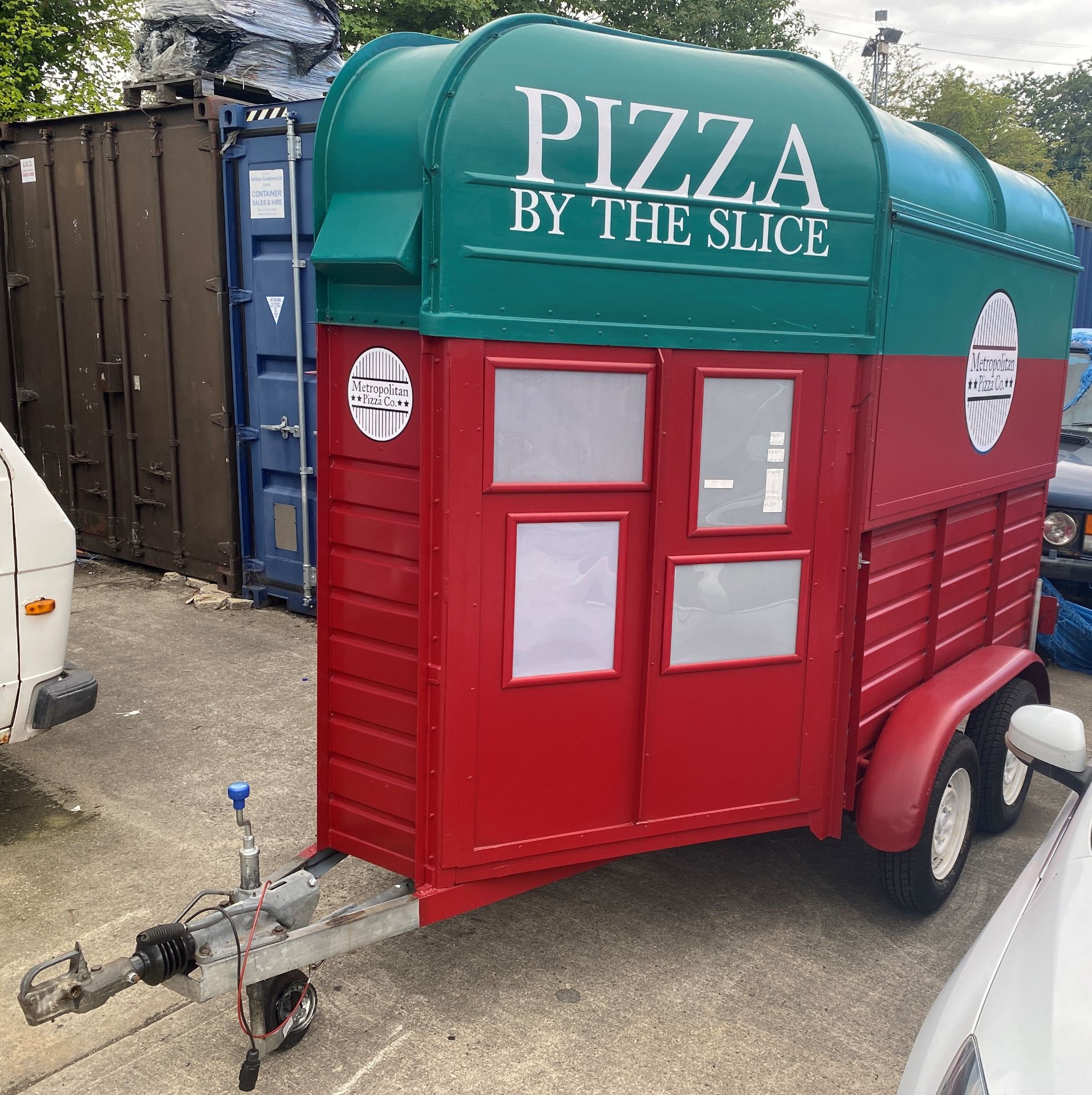 TWIN AXLE HORSE BOX CONVERTED TO A PIZZA/CATERING TRAILER with red and green panels and New York - Image 3 of 39