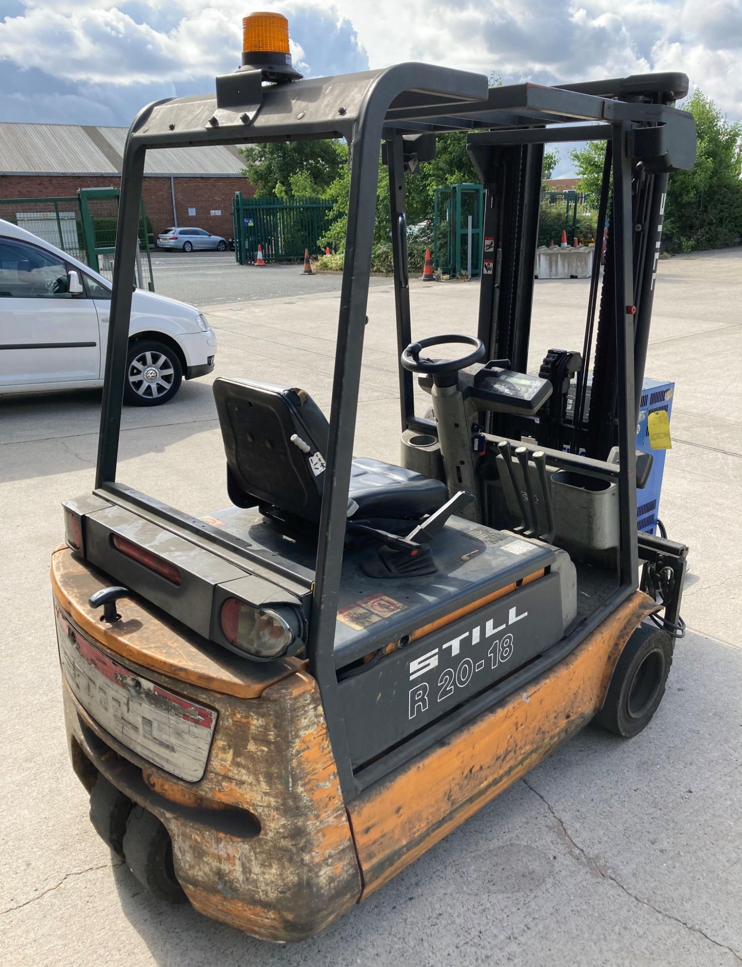 STILL ELECTRIC FORKLIFT TRUCK - Orange and Grey. Model: R20-18 (1.8 tonne). YOM: 2004. - Image 3 of 11