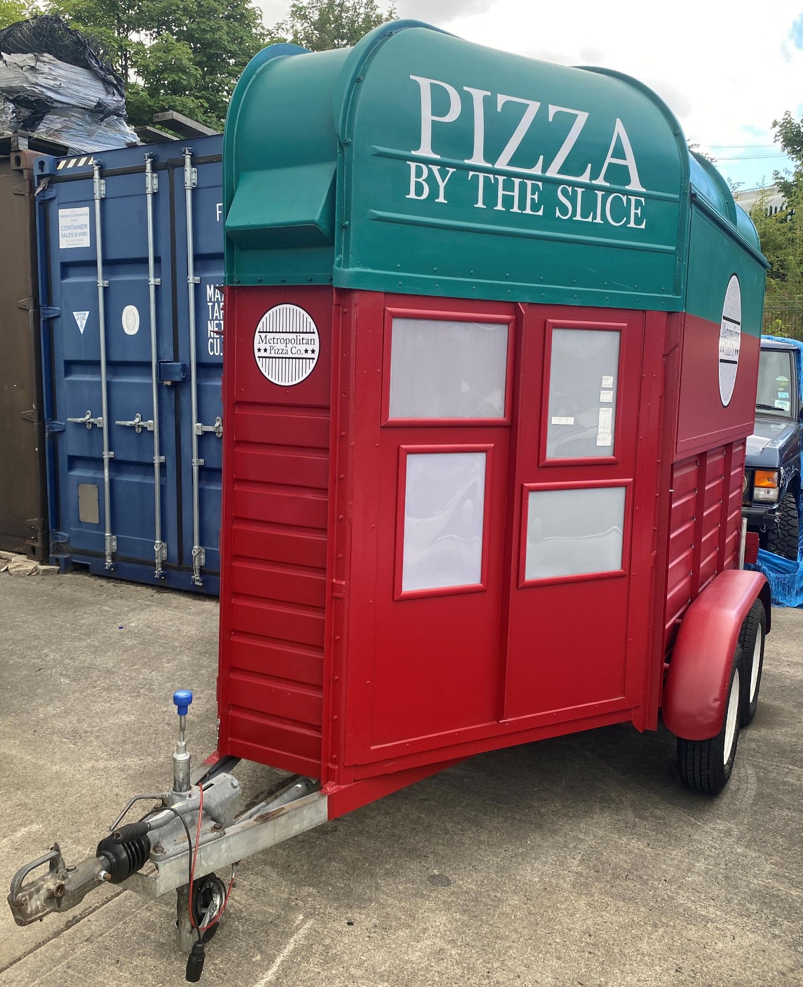 TWIN AXLE HORSE BOX CONVERTED TO A PIZZA/CATERING TRAILER with red and green panels and New York - Image 2 of 39