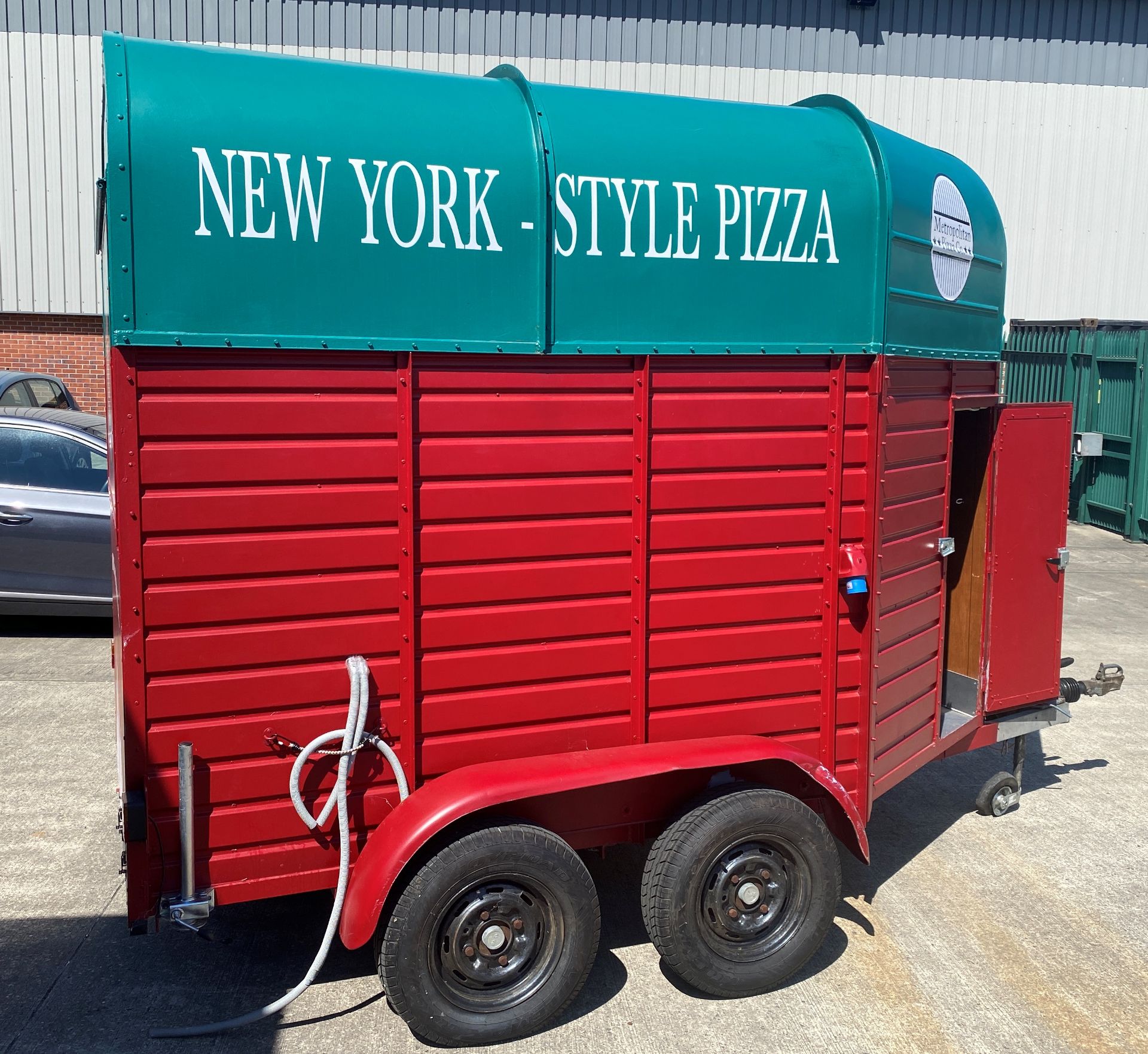 TWIN AXLE HORSE BOX CONVERTED TO A PIZZA/CATERING TRAILER with red and green panels and New York - Image 6 of 39