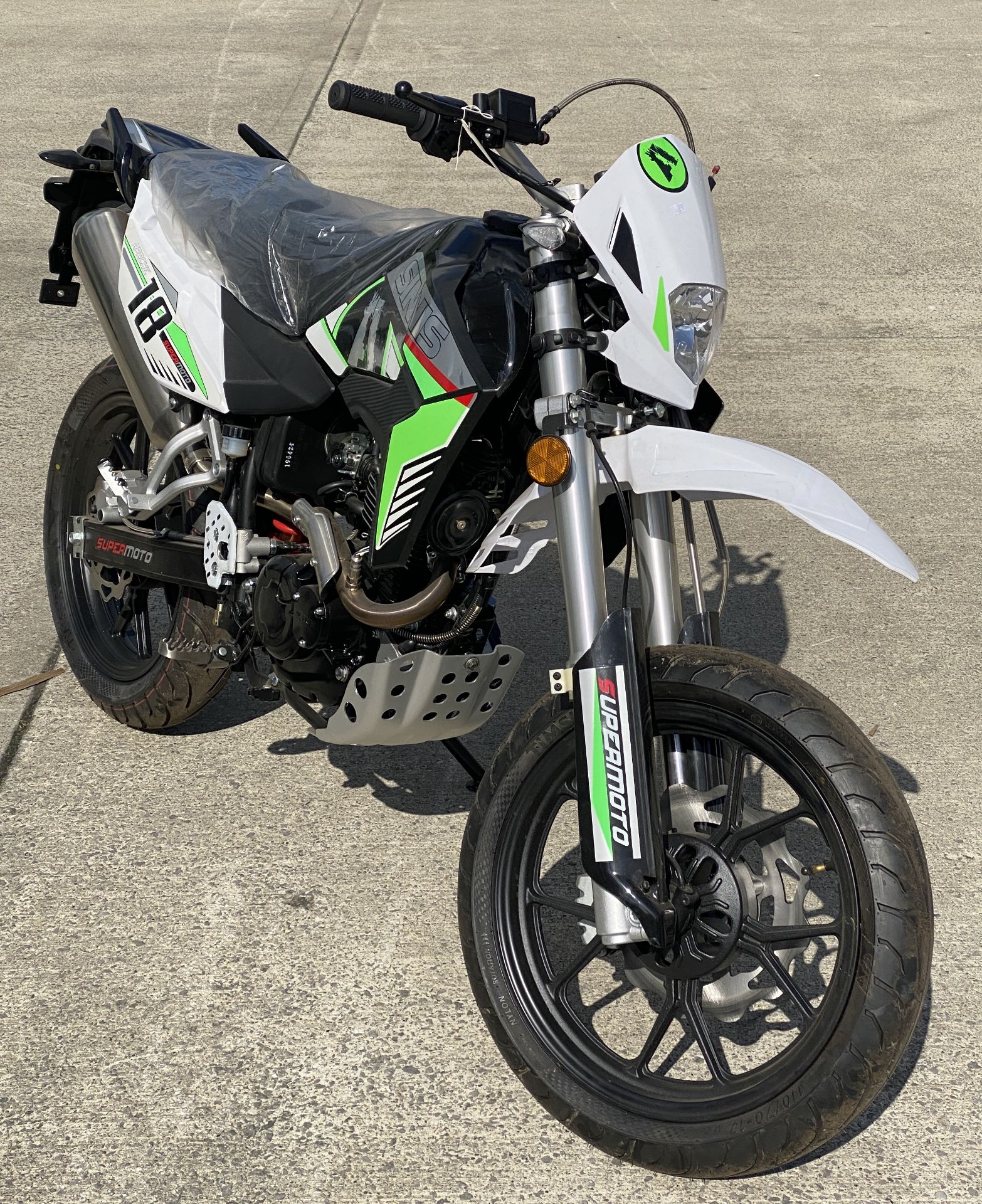 SINNIS APACHE 18 SUPERMOTO MOTORCYCLE - Petrol - Black/White/Green. - Image 7 of 19