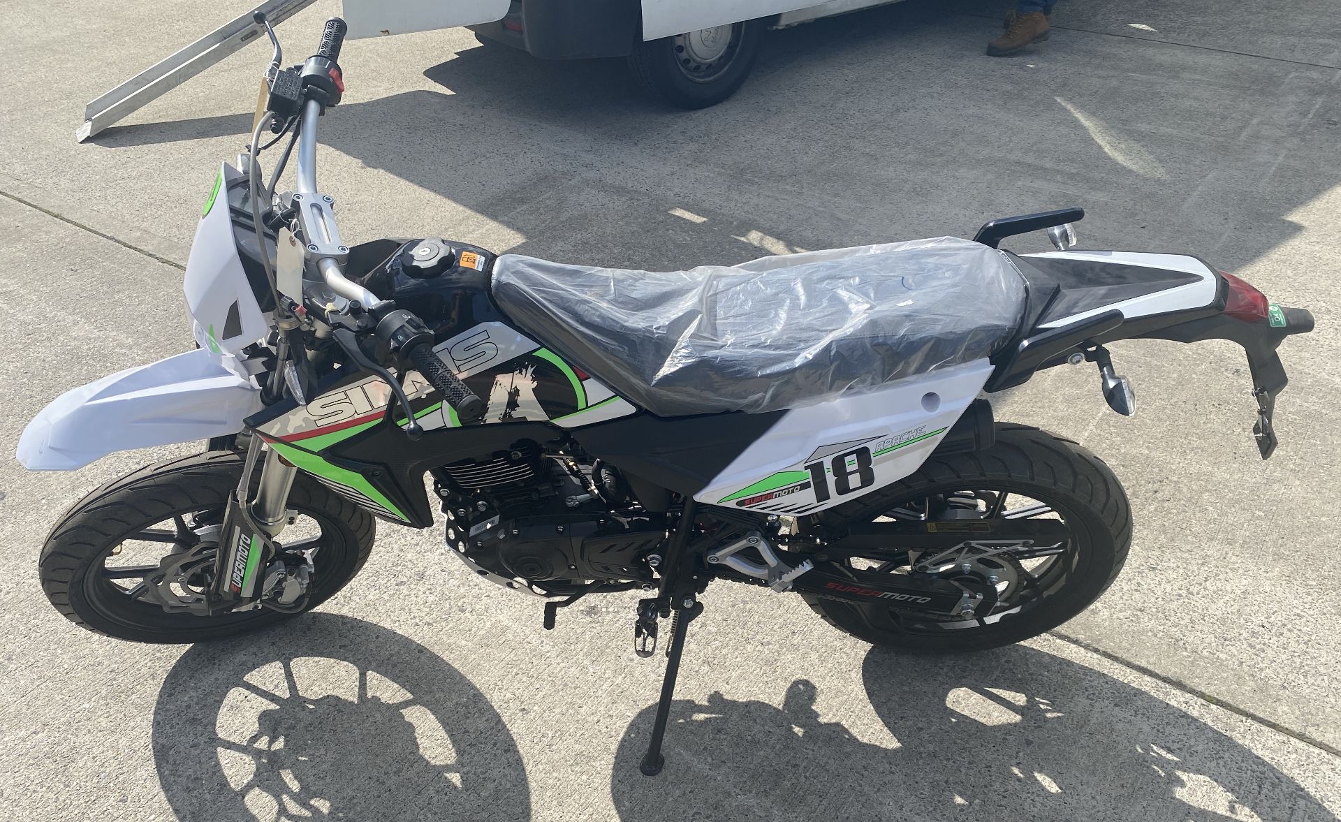 SINNIS APACHE 18 SUPERMOTO MOTORCYCLE - Petrol - Black/White/Green. - Image 10 of 19