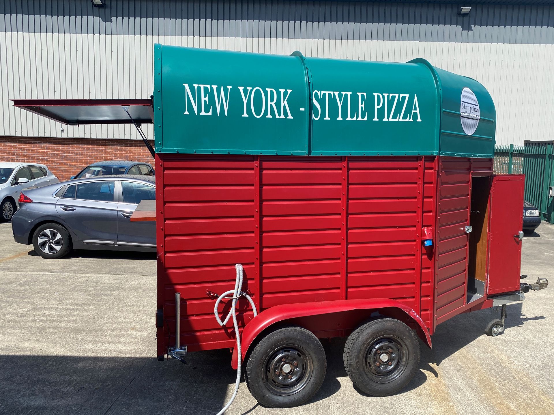 TWIN AXLE HORSE BOX CONVERTED TO A PIZZA/CATERING TRAILER with red and green panels and New York - Image 13 of 39