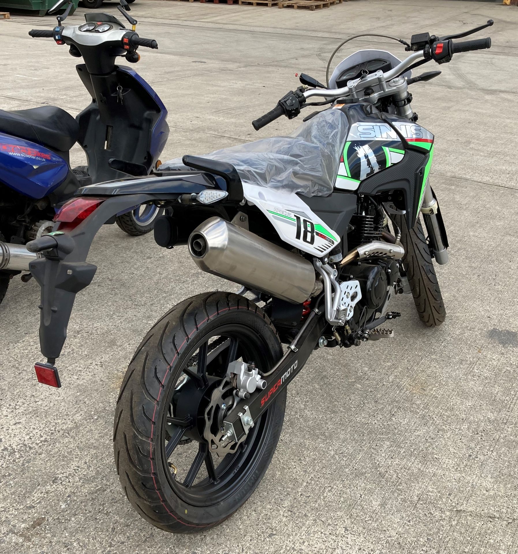 SINNIS APACHE 18 SUPERMOTO MOTORCYCLE - Petrol - Black/White/Green. - Image 5 of 19