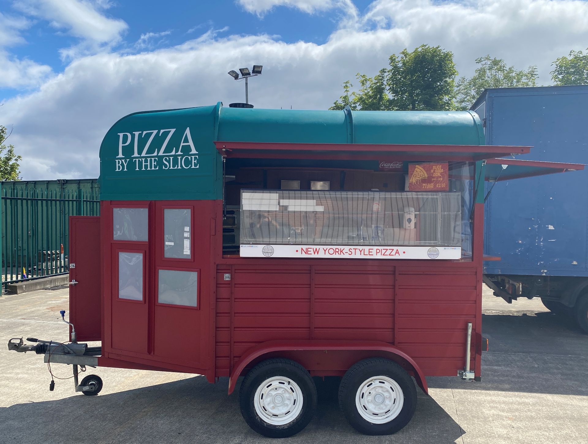 TWIN AXLE HORSE BOX CONVERTED TO A PIZZA/CATERING TRAILER with red and green panels and New York - Image 16 of 39