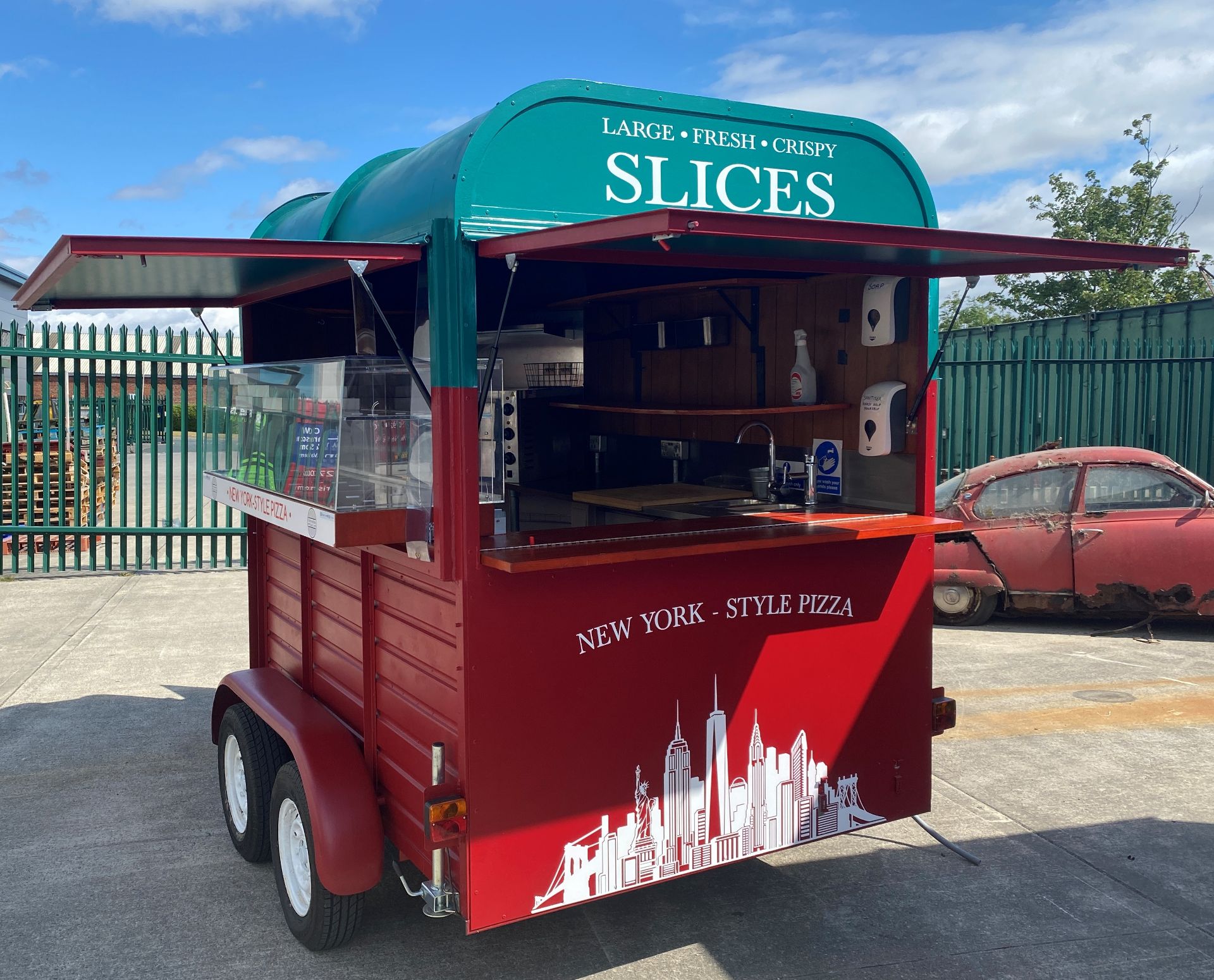 TWIN AXLE HORSE BOX CONVERTED TO A PIZZA/CATERING TRAILER with red and green panels and New York - Image 11 of 39