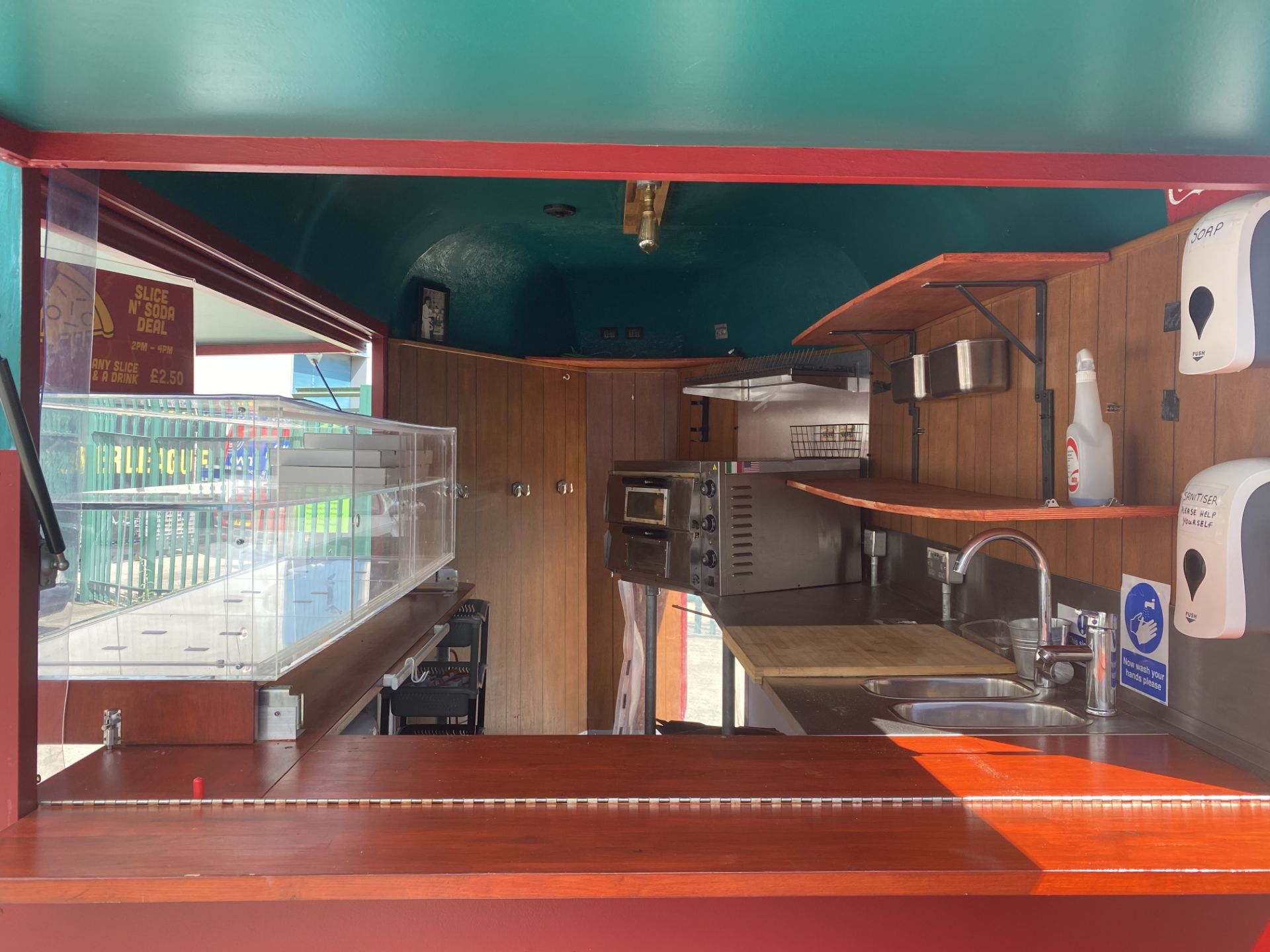 TWIN AXLE HORSE BOX CONVERTED TO A PIZZA/CATERING TRAILER with red and green panels and New York - Image 19 of 39