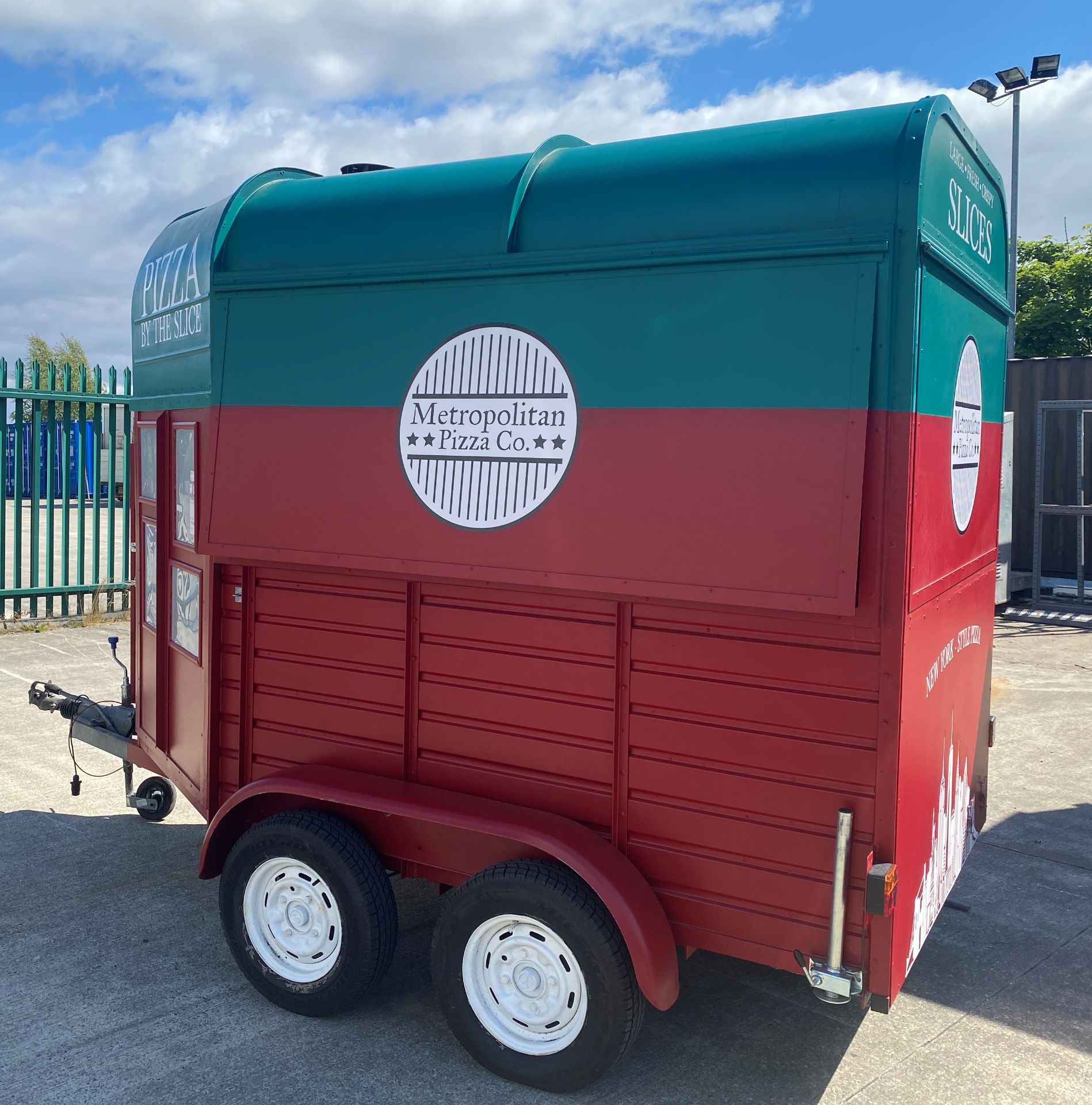 TWIN AXLE HORSE BOX CONVERTED TO A PIZZA/CATERING TRAILER with red and green panels and New York - Image 9 of 39