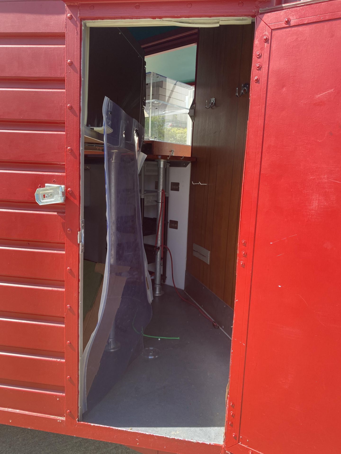 TWIN AXLE HORSE BOX CONVERTED TO A PIZZA/CATERING TRAILER with red and green panels and New York - Image 24 of 39