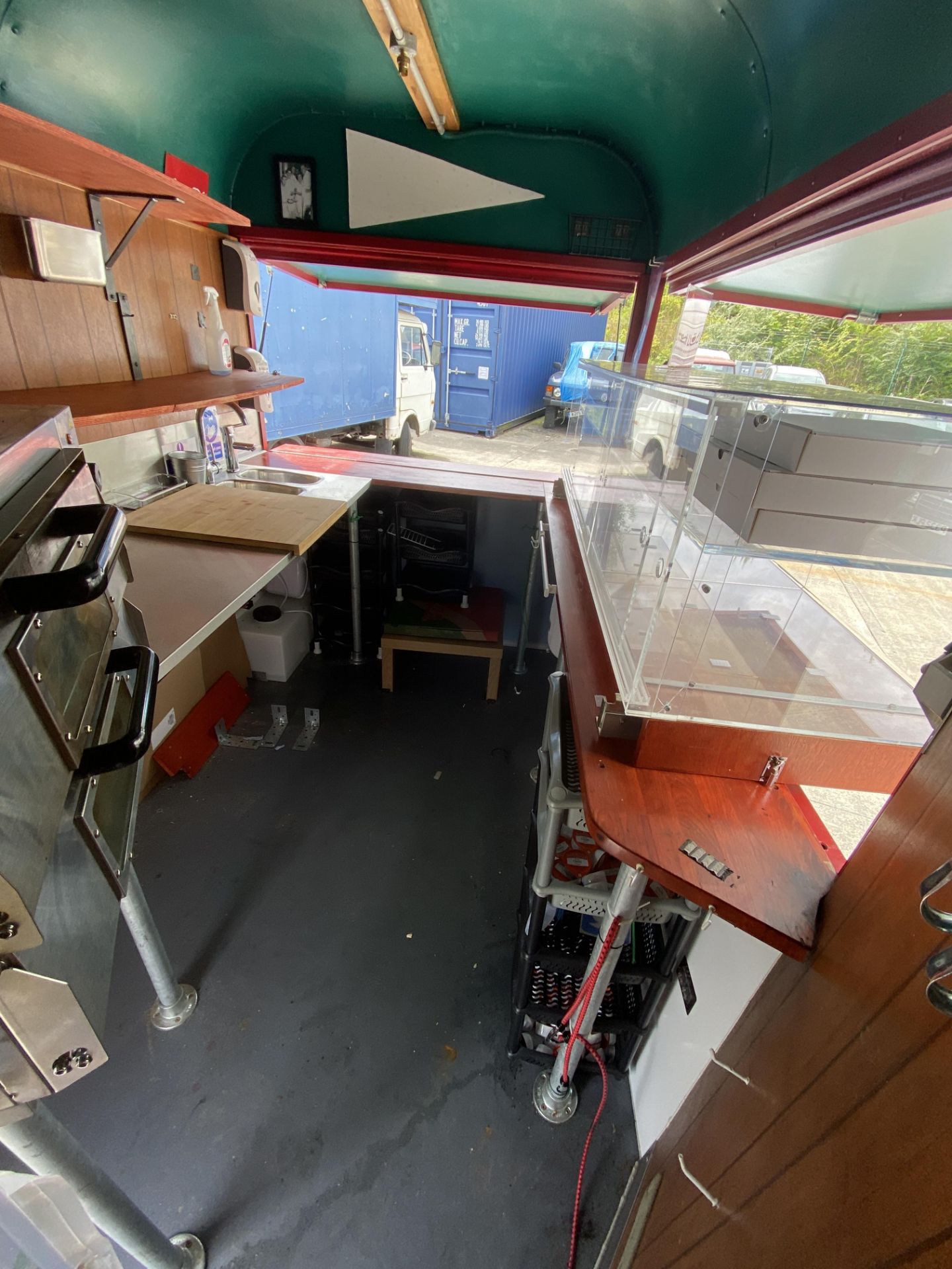 TWIN AXLE HORSE BOX CONVERTED TO A PIZZA/CATERING TRAILER with red and green panels and New York - Image 26 of 39