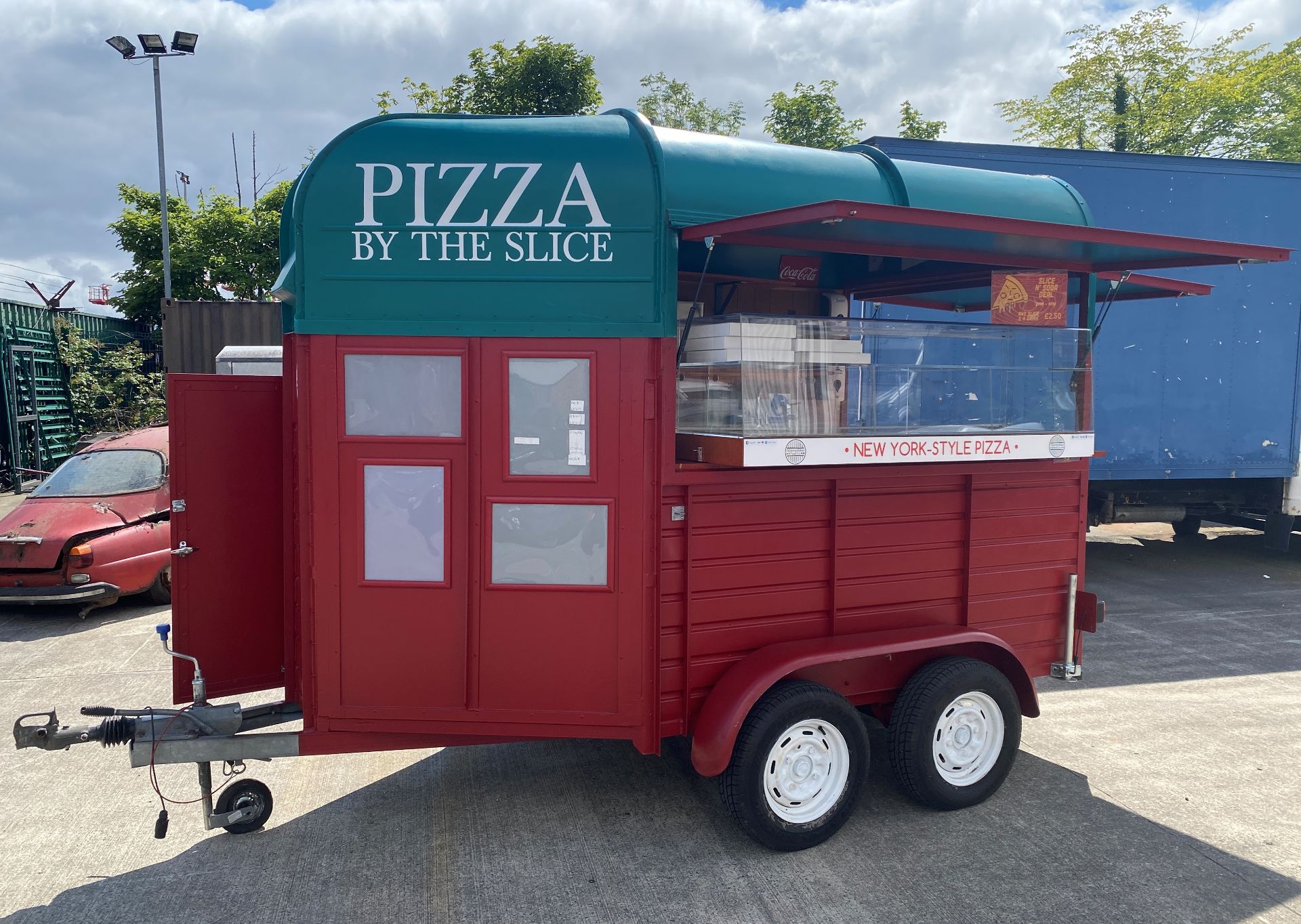 TWIN AXLE HORSE BOX CONVERTED TO A PIZZA/CATERING TRAILER with red and green panels and New York - Image 15 of 39