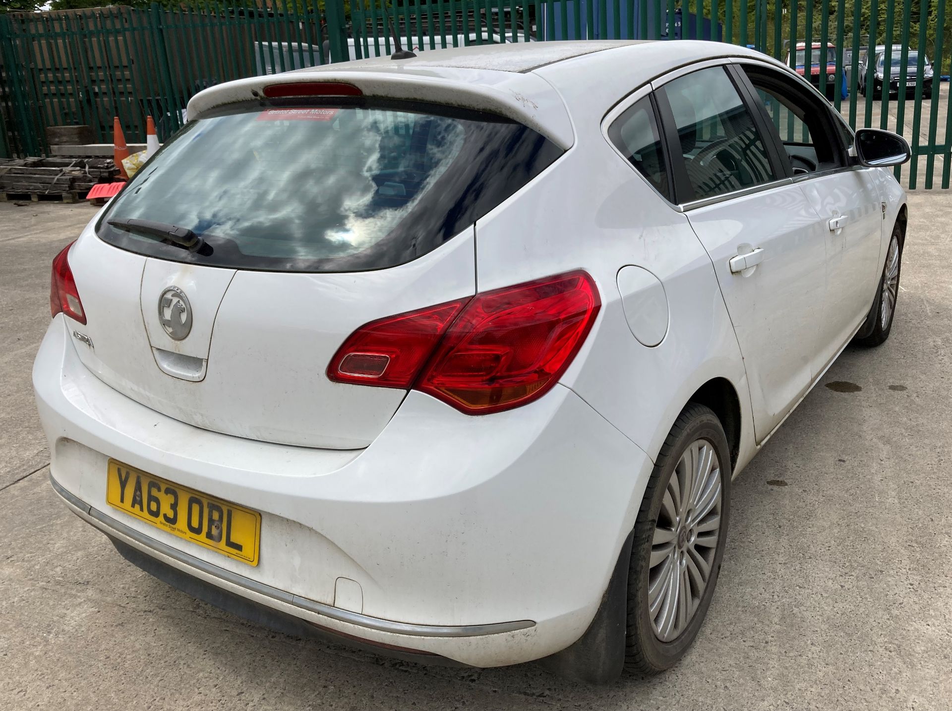 VAUXHALL ASTRA EXCITE 1.4 FIVE DOOR HATCHBACK - Petrol - White - Black cloth interior. - Image 5 of 7