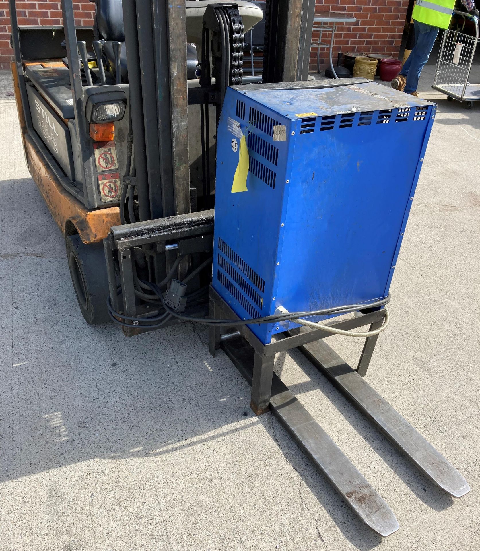 STILL ELECTRIC FORKLIFT TRUCK - Orange and Grey. Model: R20-18 (1.8 tonne). YOM: 2004. - Image 8 of 11