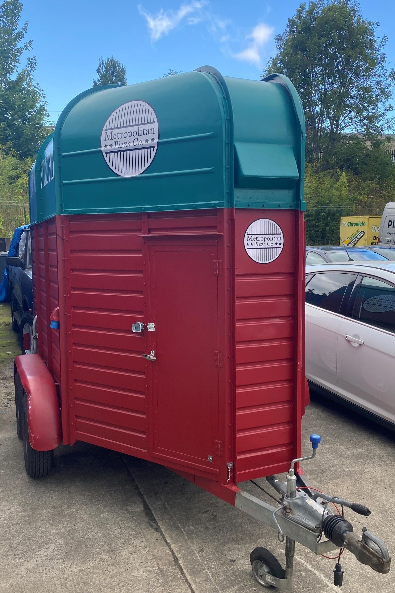 TWIN AXLE HORSE BOX CONVERTED TO A PIZZA/CATERING TRAILER with red and green panels and New York - Image 4 of 39