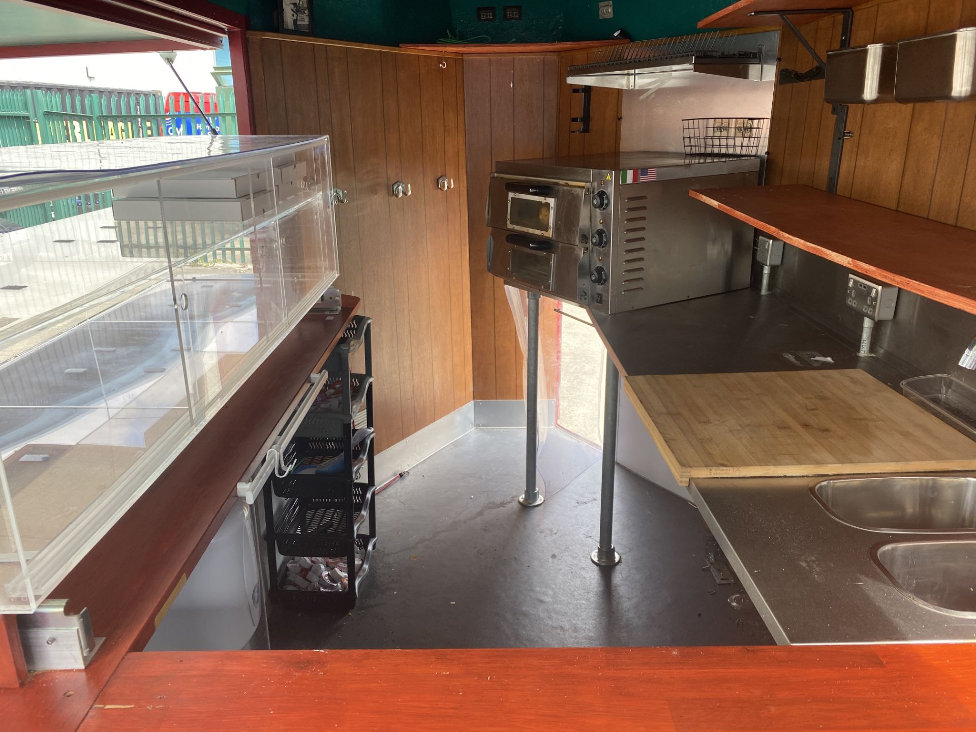 TWIN AXLE HORSE BOX CONVERTED TO A PIZZA/CATERING TRAILER with red and green panels and New York - Image 25 of 39