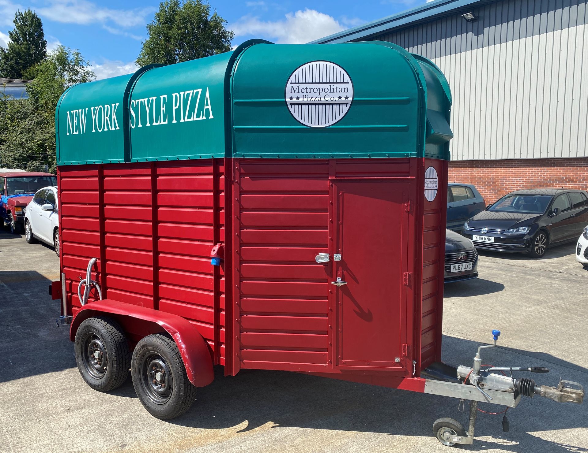 TWIN AXLE HORSE BOX CONVERTED TO A PIZZA/CATERING TRAILER with red and green panels and New York - Image 5 of 39