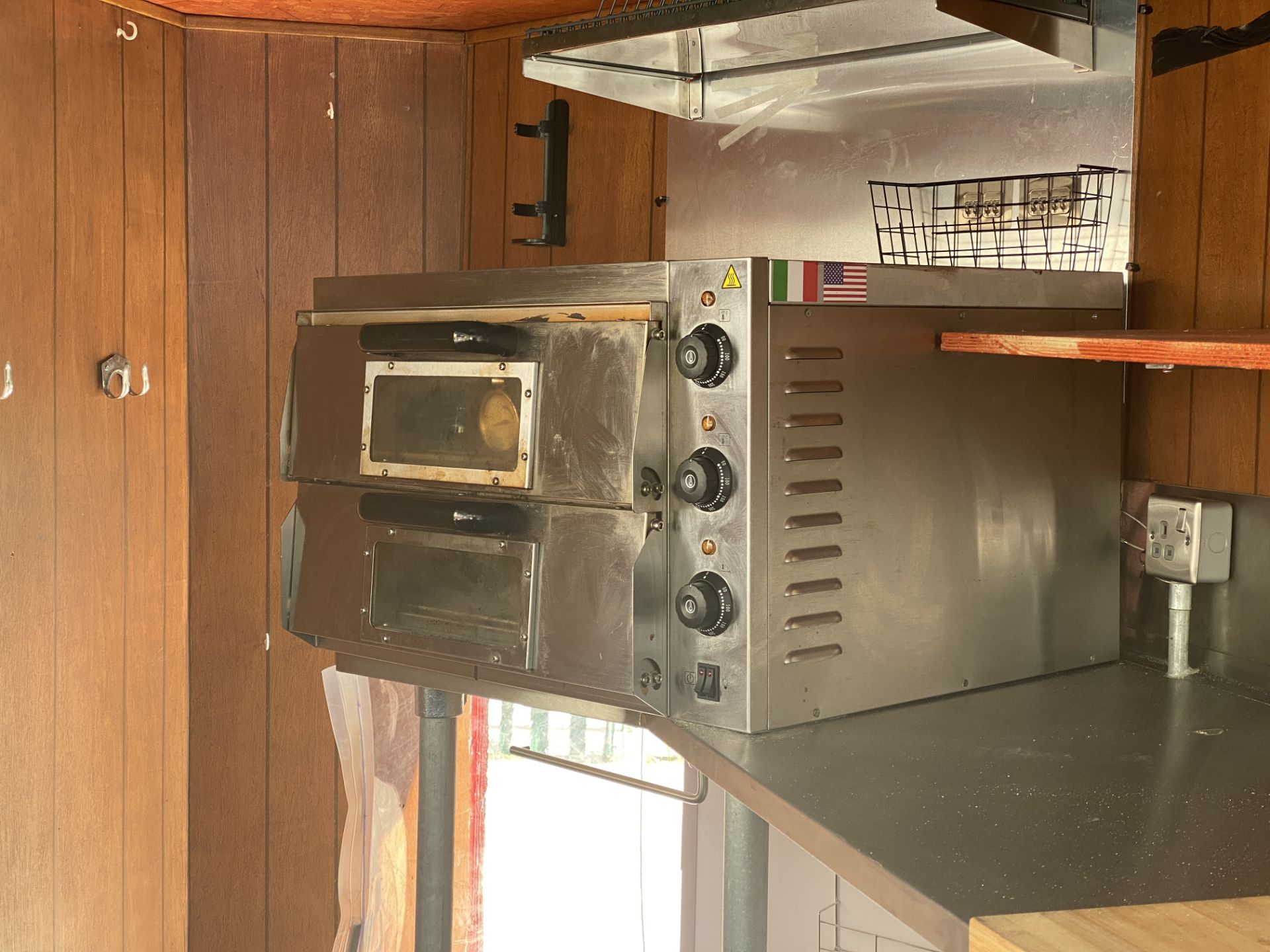 TWIN AXLE HORSE BOX CONVERTED TO A PIZZA/CATERING TRAILER with red and green panels and New York - Image 28 of 39