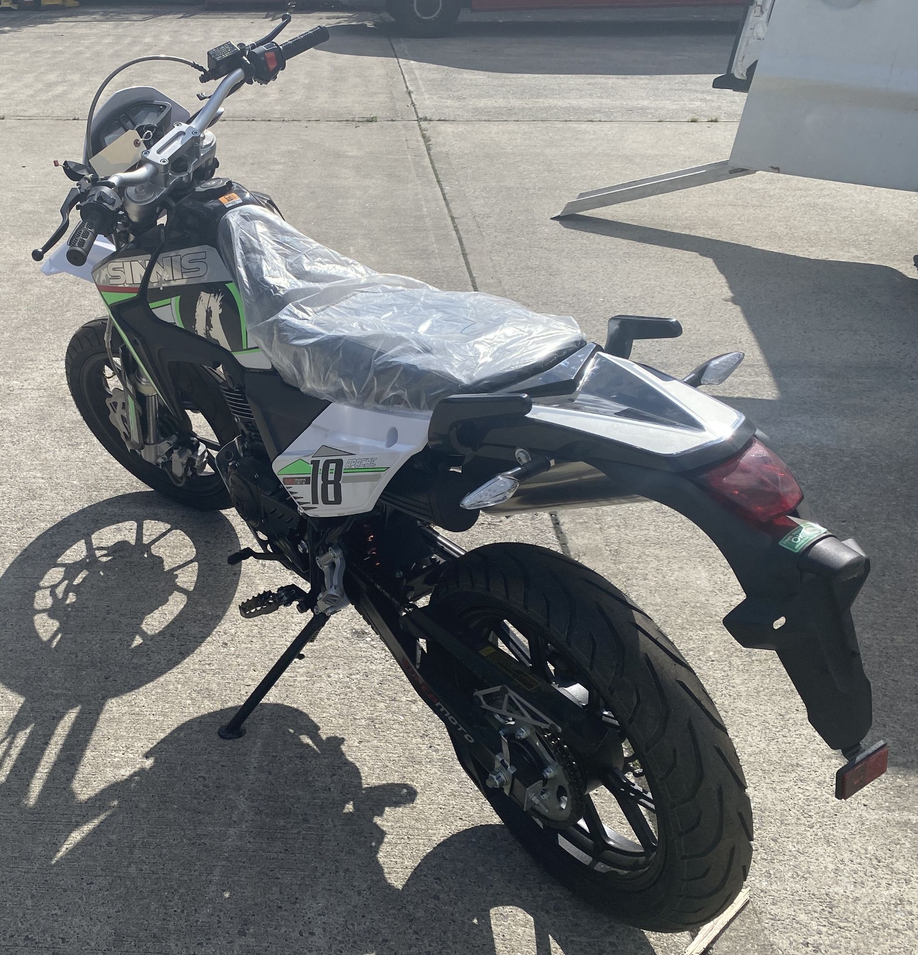 SINNIS APACHE 18 SUPERMOTO MOTORCYCLE - Petrol - Black/White/Green. - Image 11 of 19